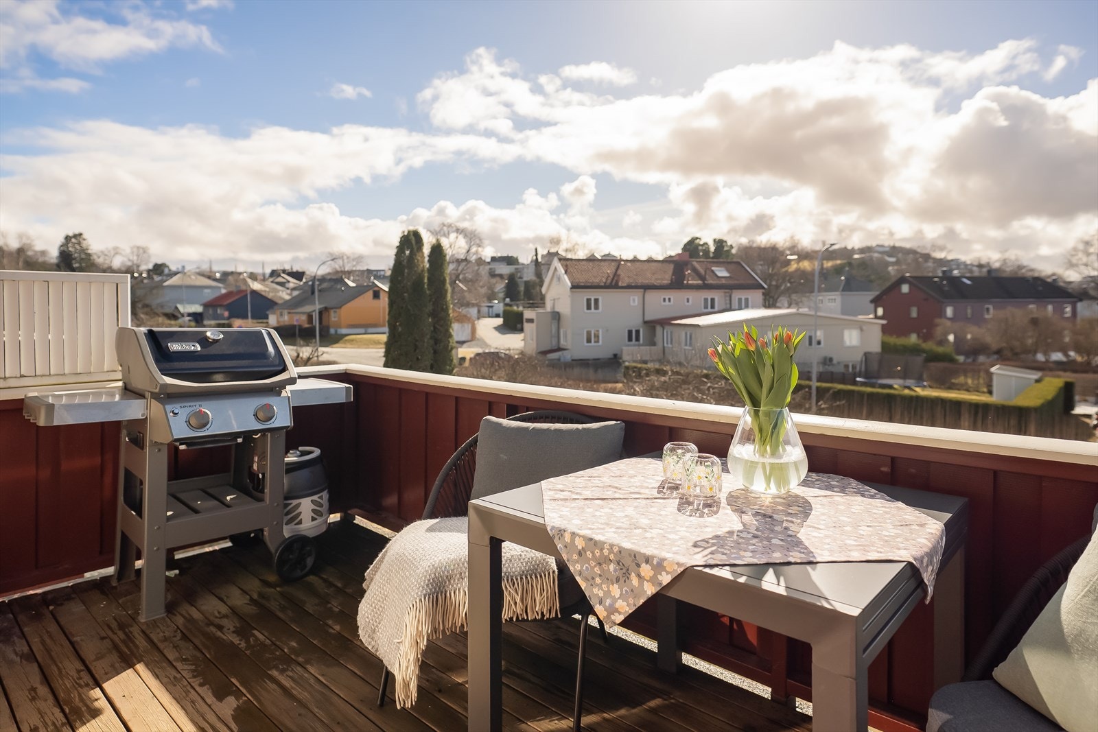 Her er det rikelig med plass til sittegruppe og grill. Galleribilde