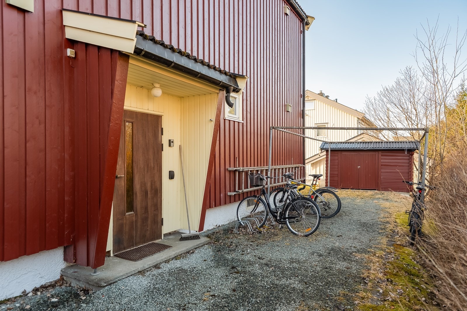 Leiligheten disponerer parkering på biloppstillingsplass. Galleribilde