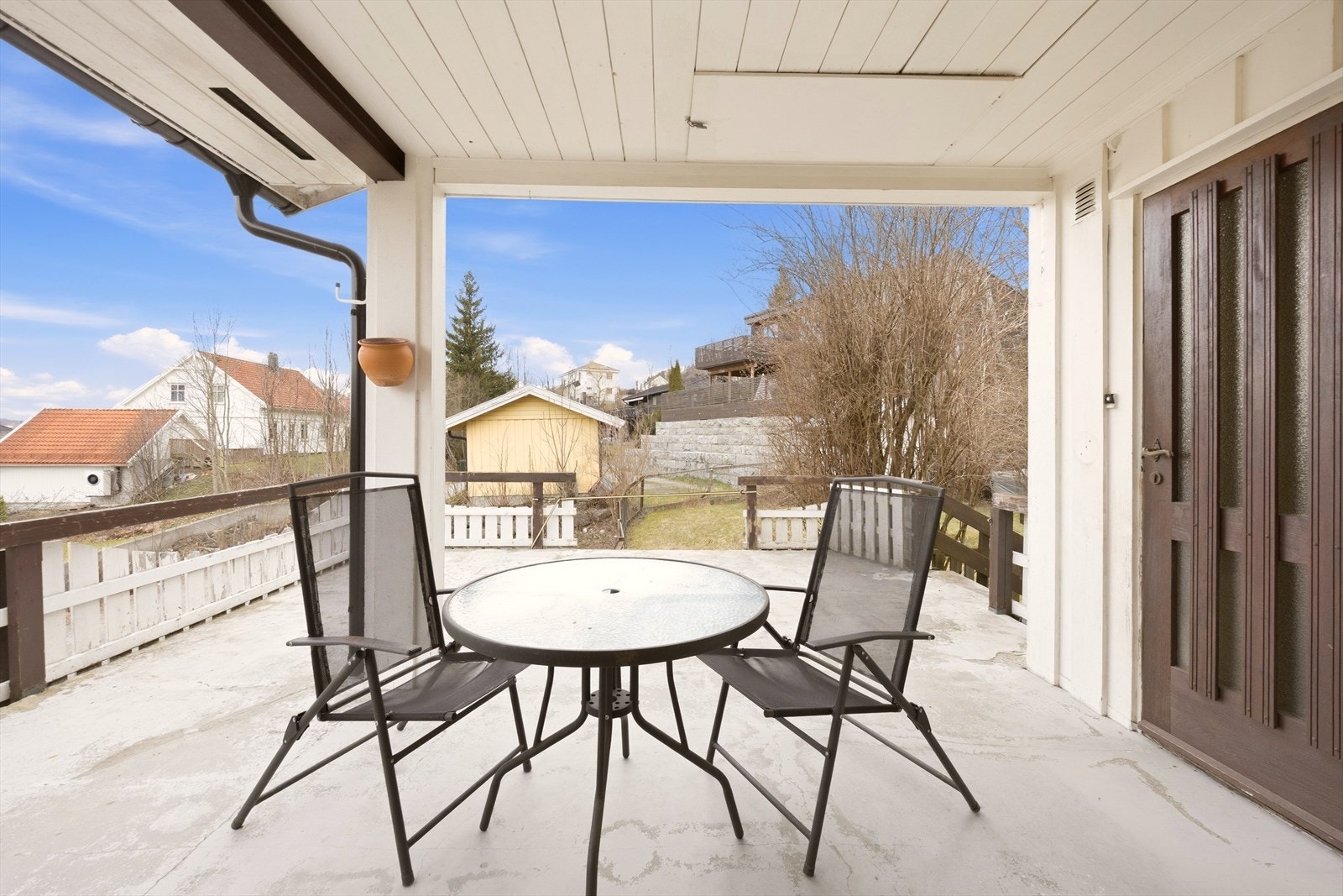 Stor terrasse som er delvis overbygd Galleribilde