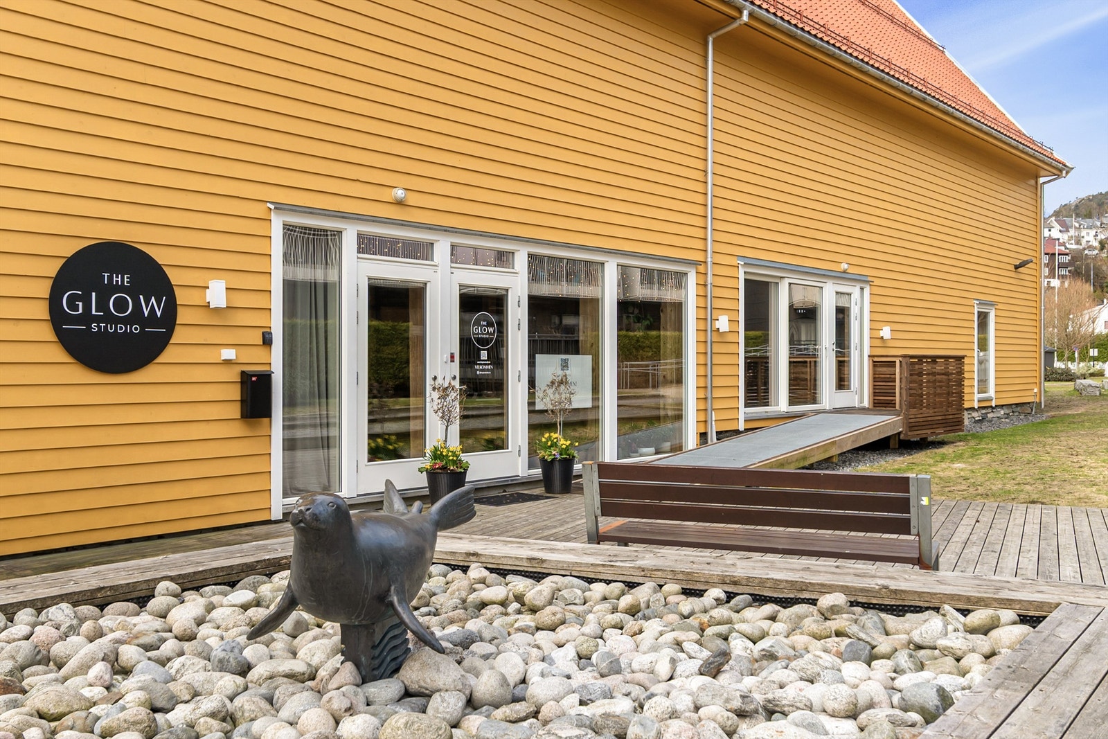 - I umiddelbar nærhet ligger dette bygget. Her har man en ekstern bod på ca. 5 kvm - Galleribilde
