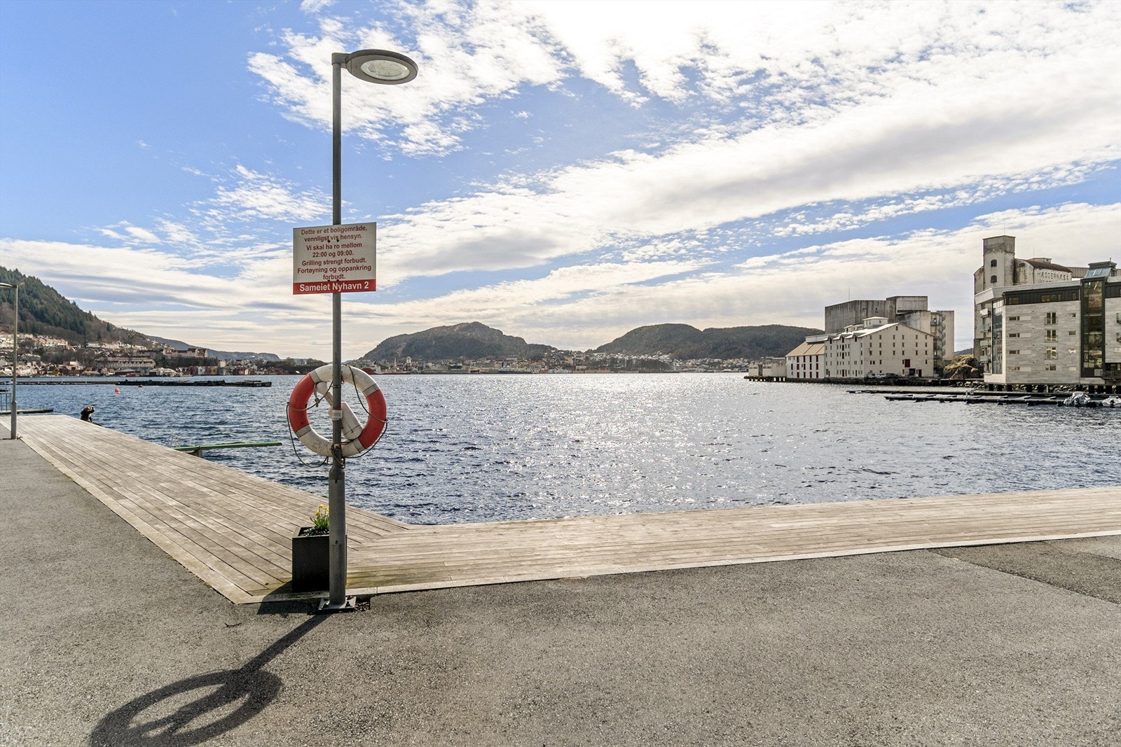 - Badeplass og sjø bare noen få meter fra egen markterrasse - Galleribilde