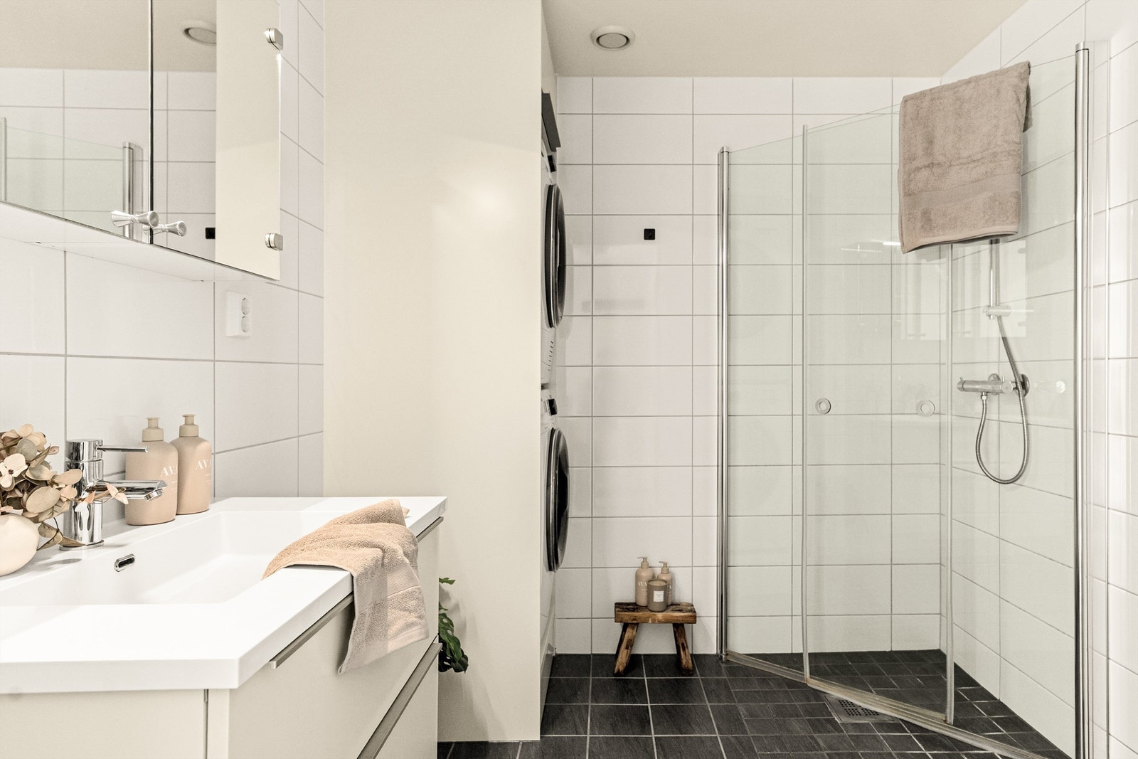 - Innredet med plassbesparende skyvedører til dusjen som gir ekstra utnyttelse av rommet - Galleribilde
