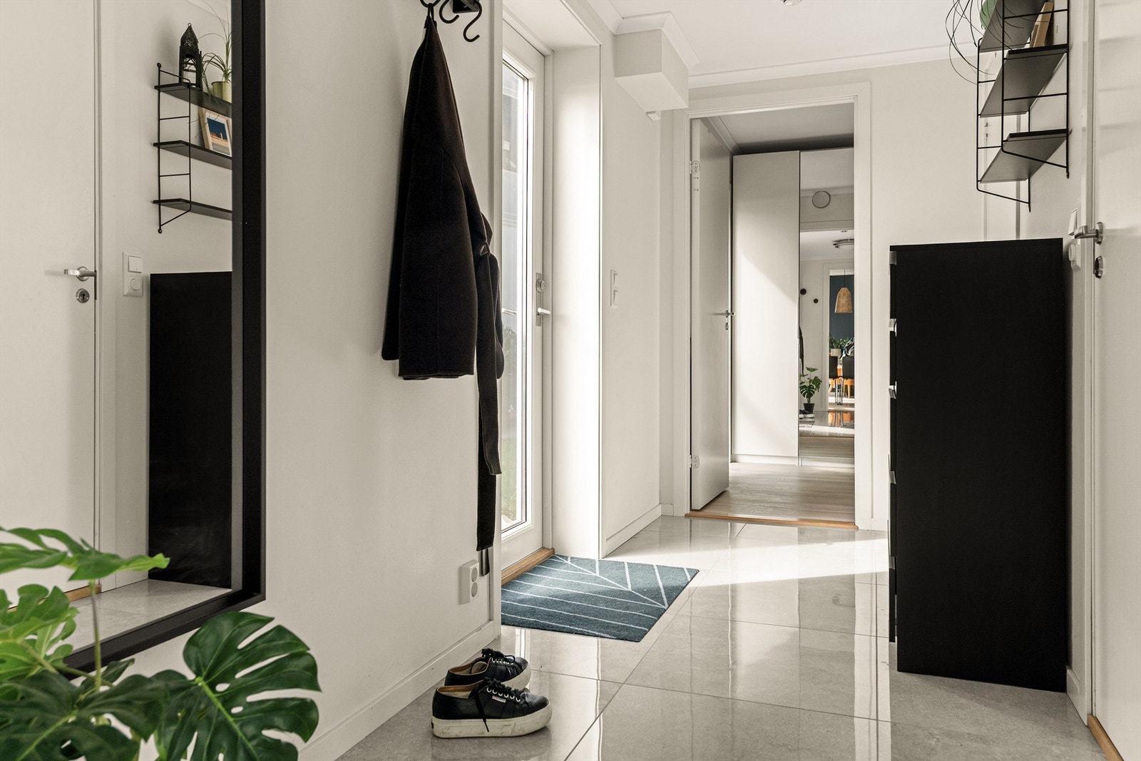 - Fra gangen er det tilkomst til en innvendig bod - Galleribilde