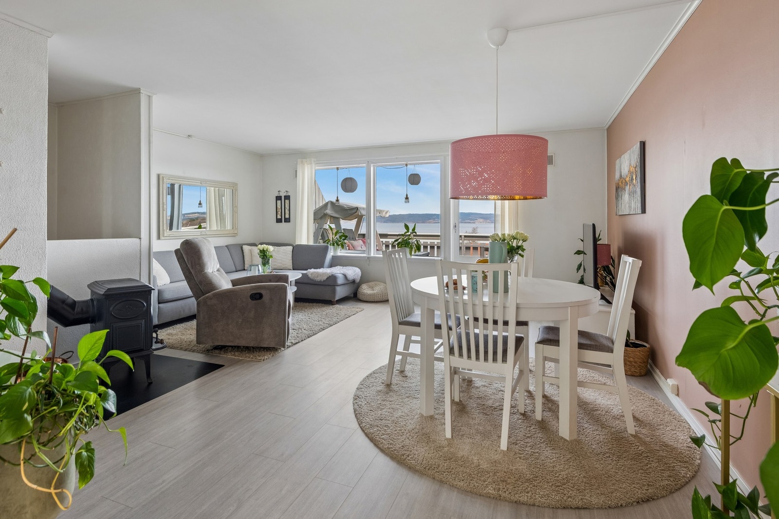 Fra stuen har man enkel adkomst til veranda. Galleribilde