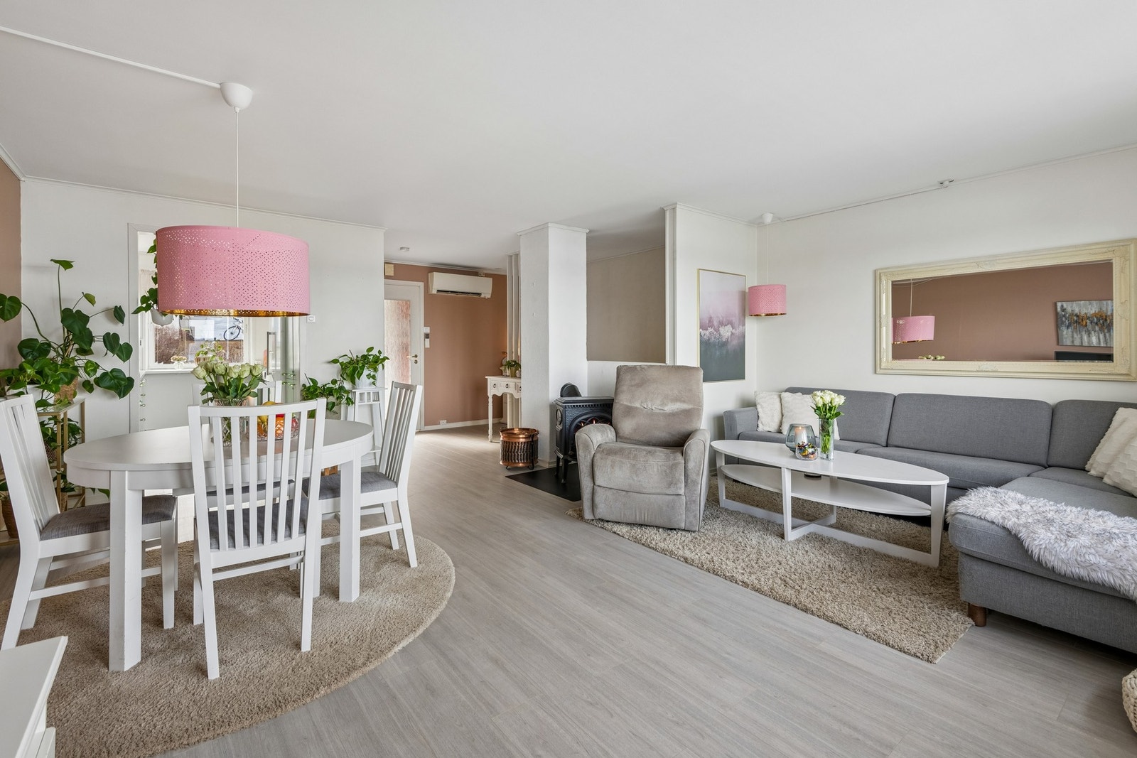 Stuen har god plass til sofagruppe. Galleribilde