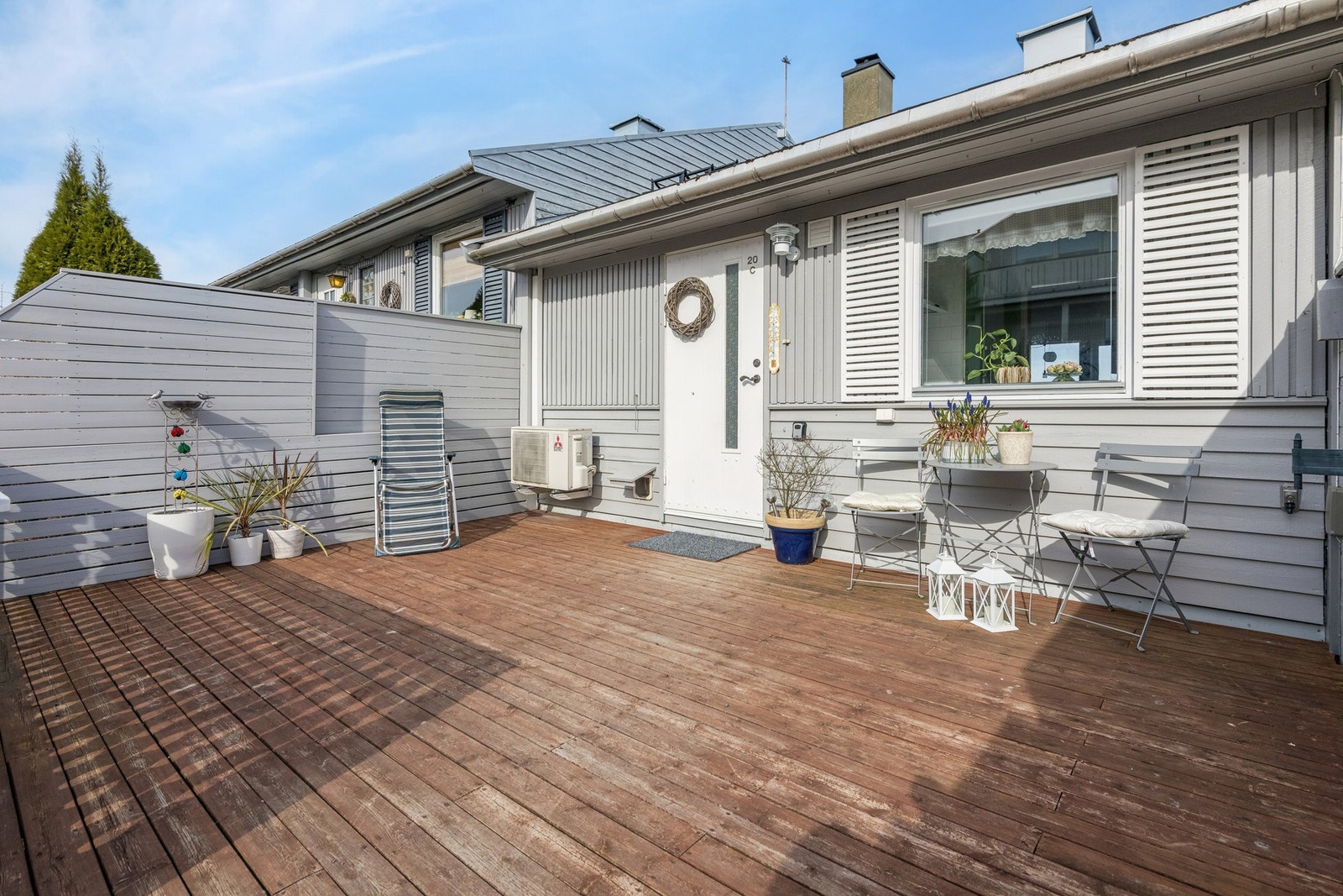 Hyggelig inngangsparti med platting med god plass til hagemøbler. Velkommen inn! Galleribilde
