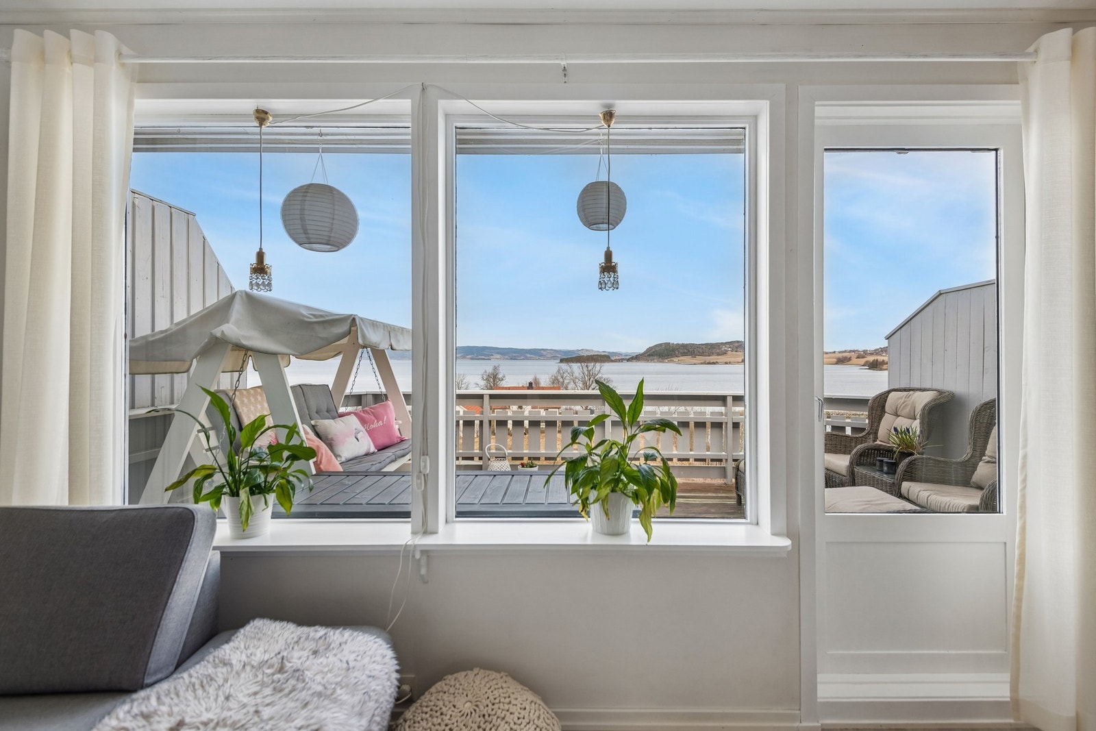 Store vindusflater med mye naturlig lysinnslipp og flott utsikt utover fjorden. Galleribilde