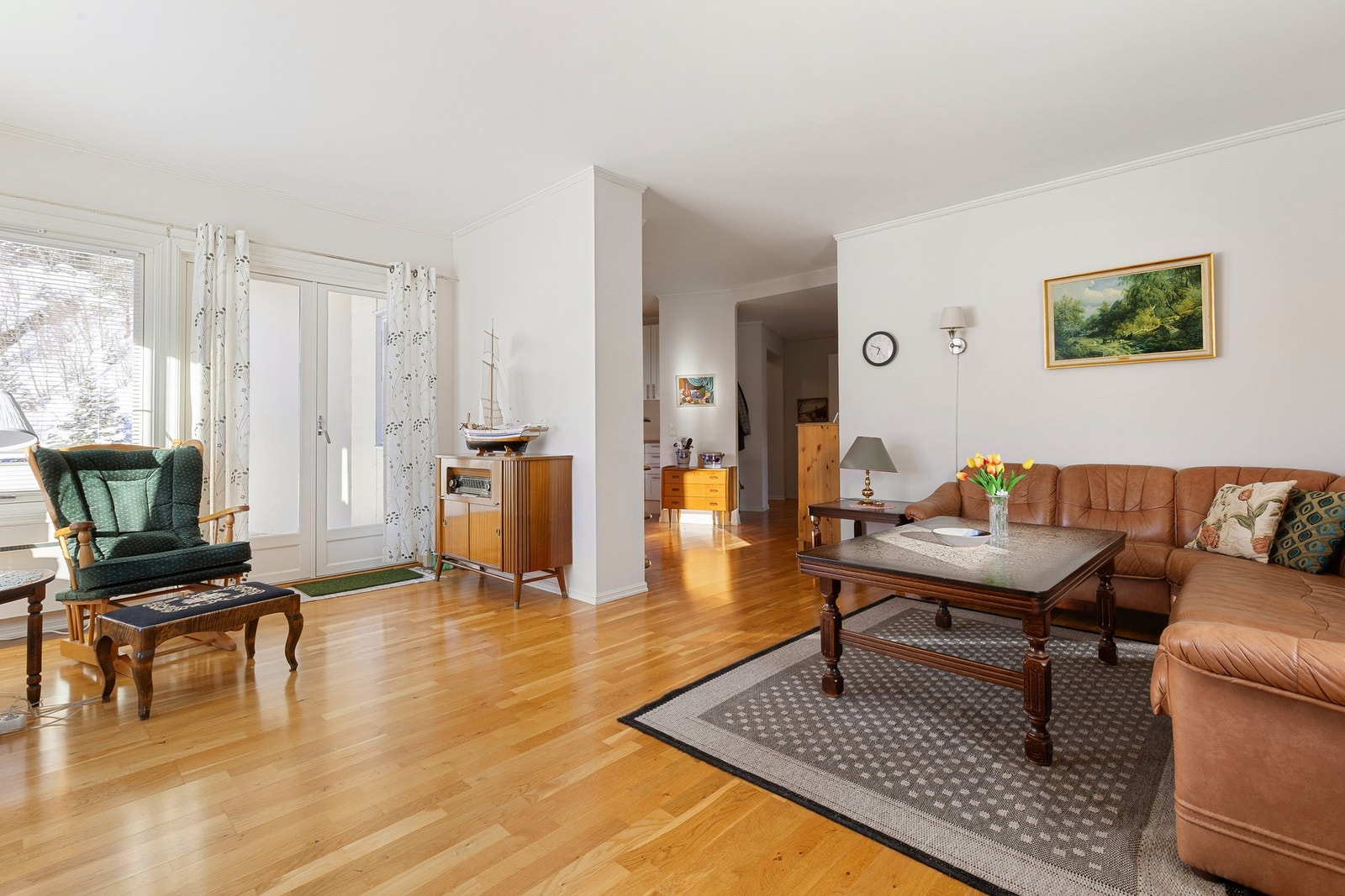 Utgang fra stua til en overbygd balkong med gode solforhold samt flott utsiktsforhold. Galleribilde