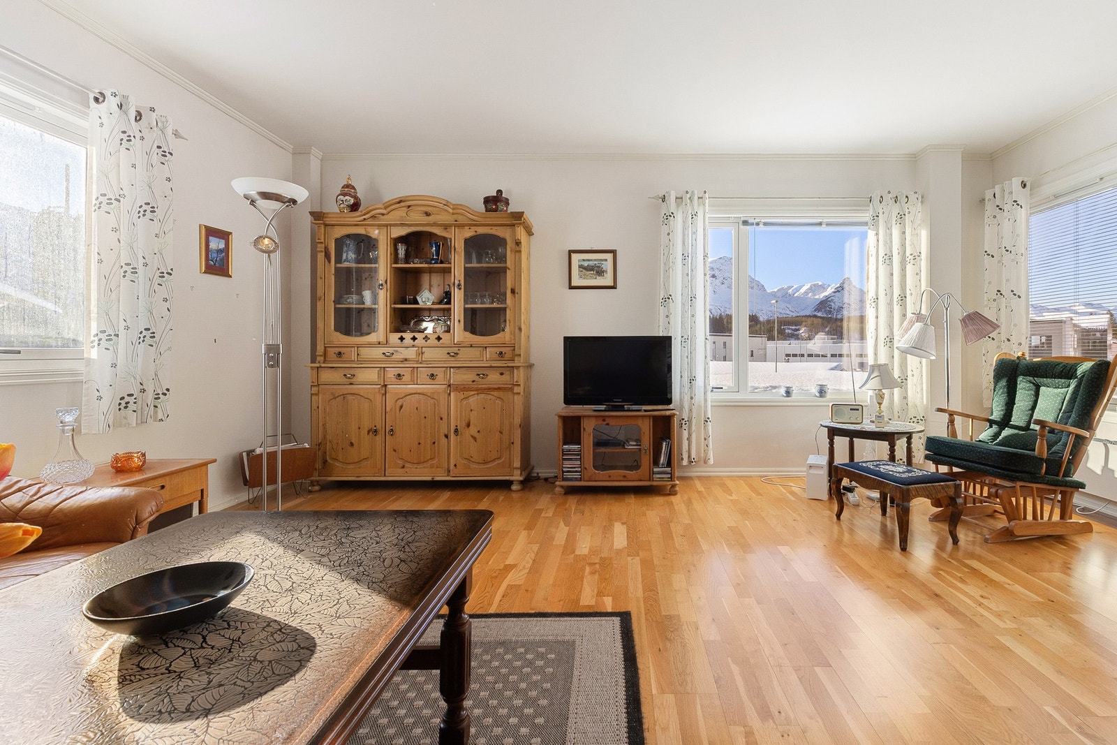 Stua er lys og åpen med store vindusflater som slipper inn rikelig med naturlig lys. Galleribilde