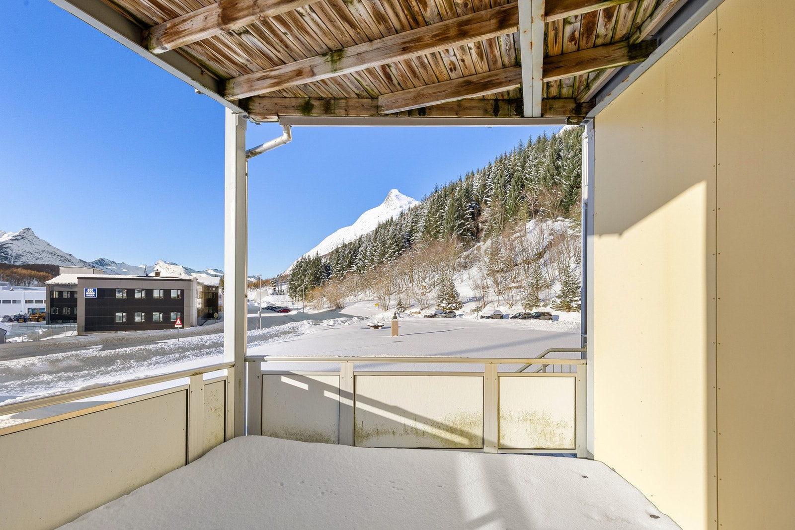 Romslig balkong på ca. 14 m² med gode sol- og utsiktsforhold. Galleribilde