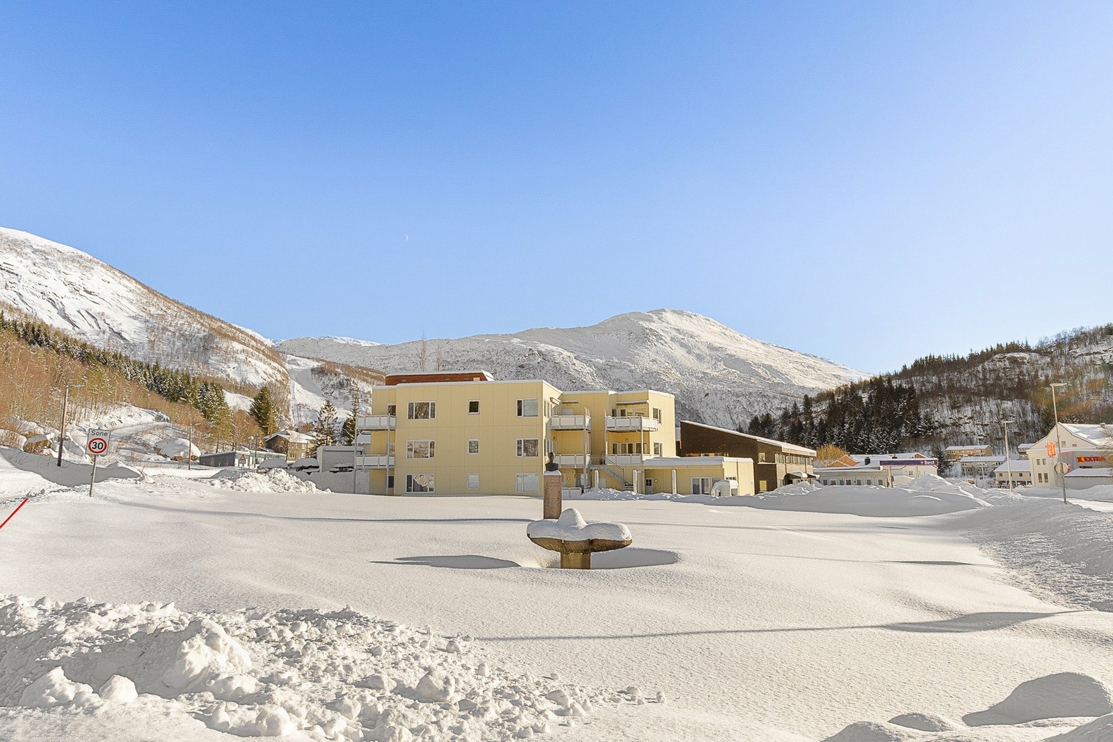 Familievennlig område med gangavstand til blant annet skole, barnehage, dagligvarebutikk, alpinbakke, svømmebasseng og holdeplass for offentlig transport. Galleribilde