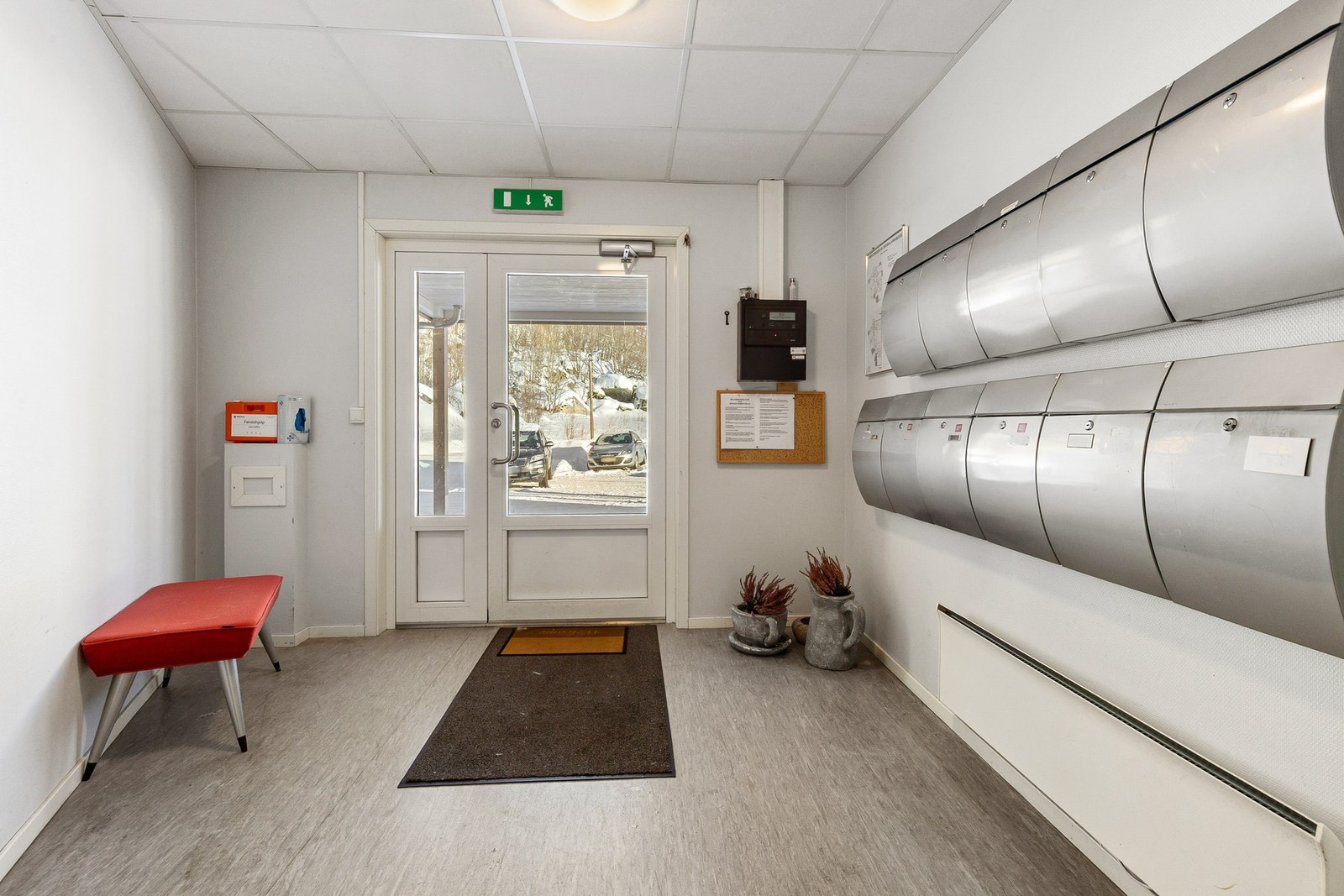 Felles hovedinngang til bygget med innendørs postkasser. Inngangen til leiligheten ligger rett ved. Galleribilde