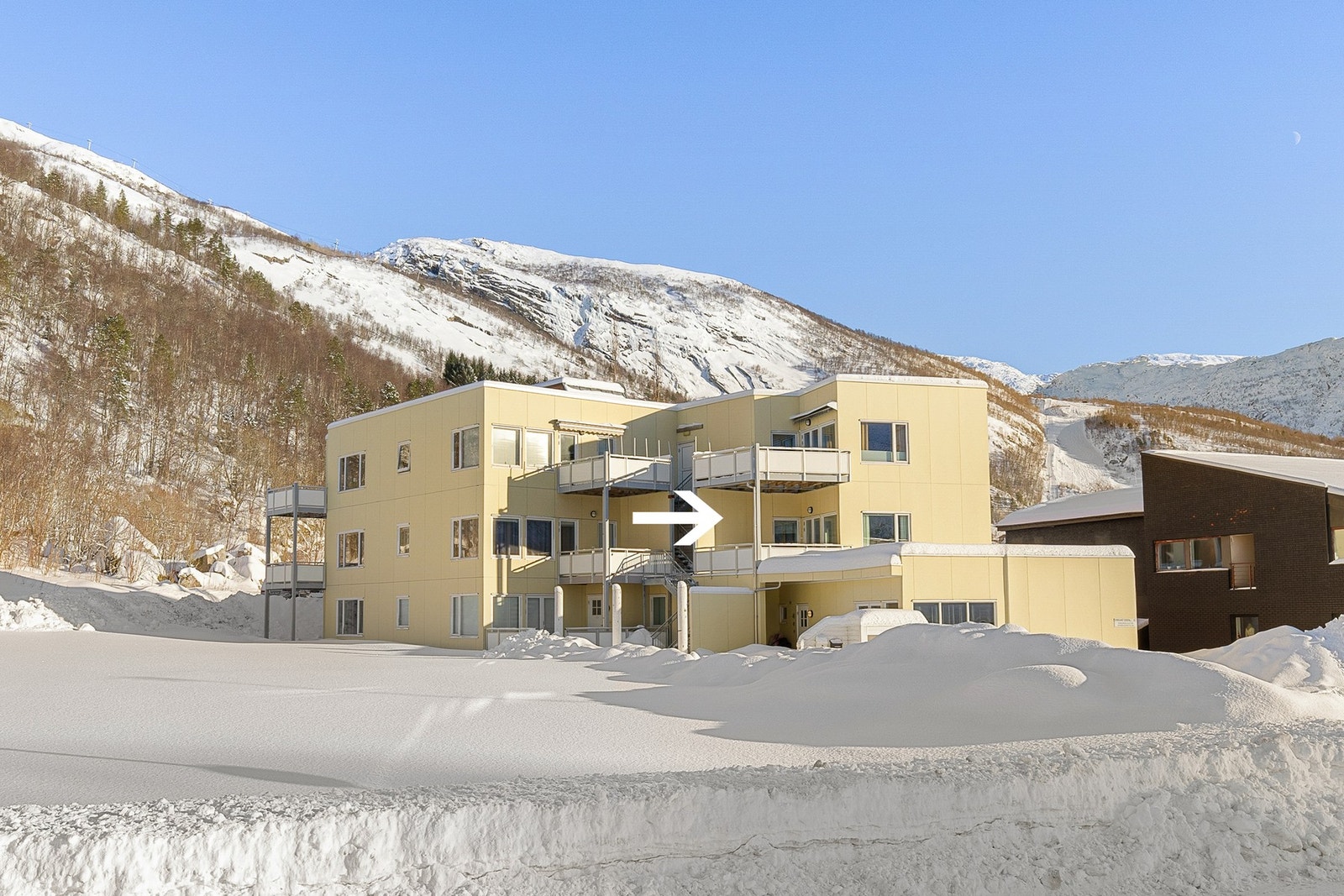 Leiligheten ligger i byggets 2.etg, med enkel adkomst i samme etasje som parkeringsplassene ved hovedinngangen. Galleribilde