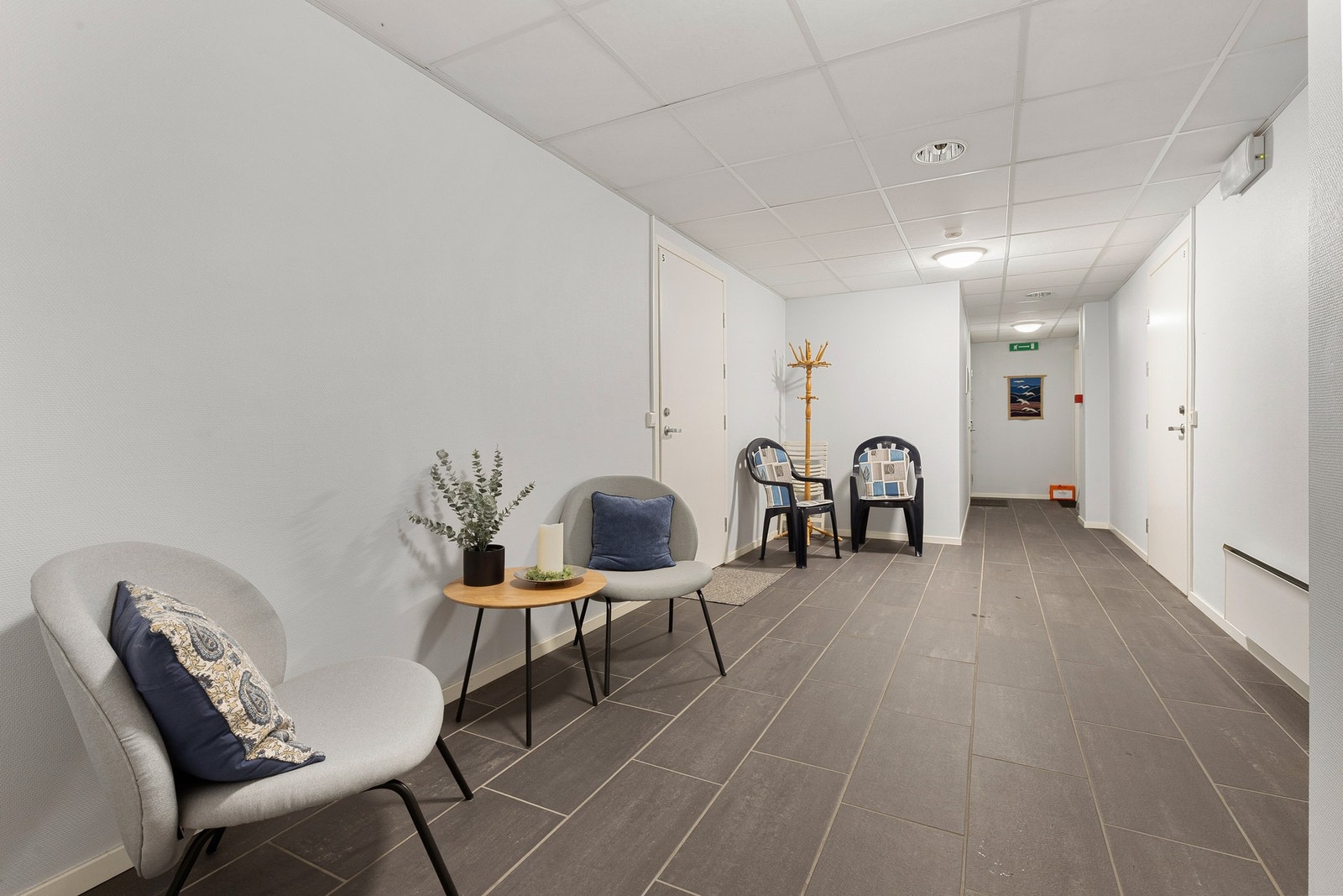 Boligen disponerer en praktisk bod i underetasjen. Parkering i front av boligen på felles parkeringsområde i borettslaget. Galleribilde