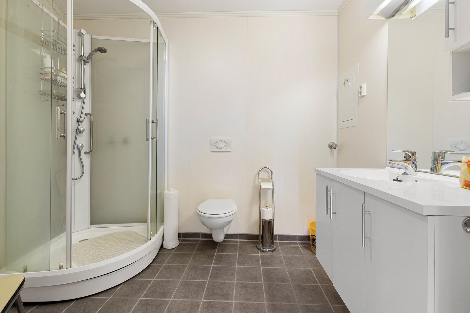 Badet har flislagt gulv med elektriske varmekabler, baderomsplater på veggene og malt himling. Galleribilde