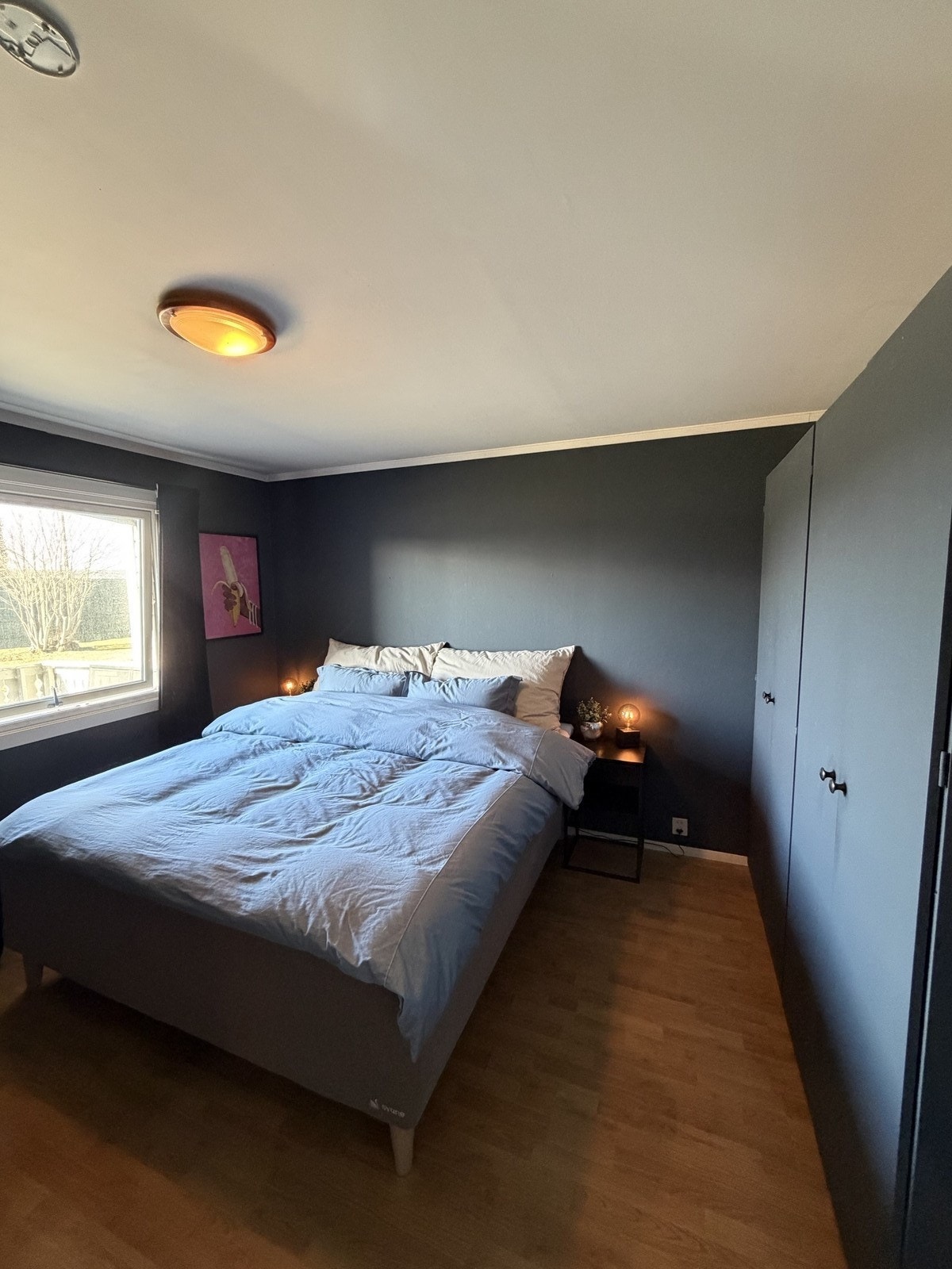 Stort soverom med god garberode plass Galleribilde