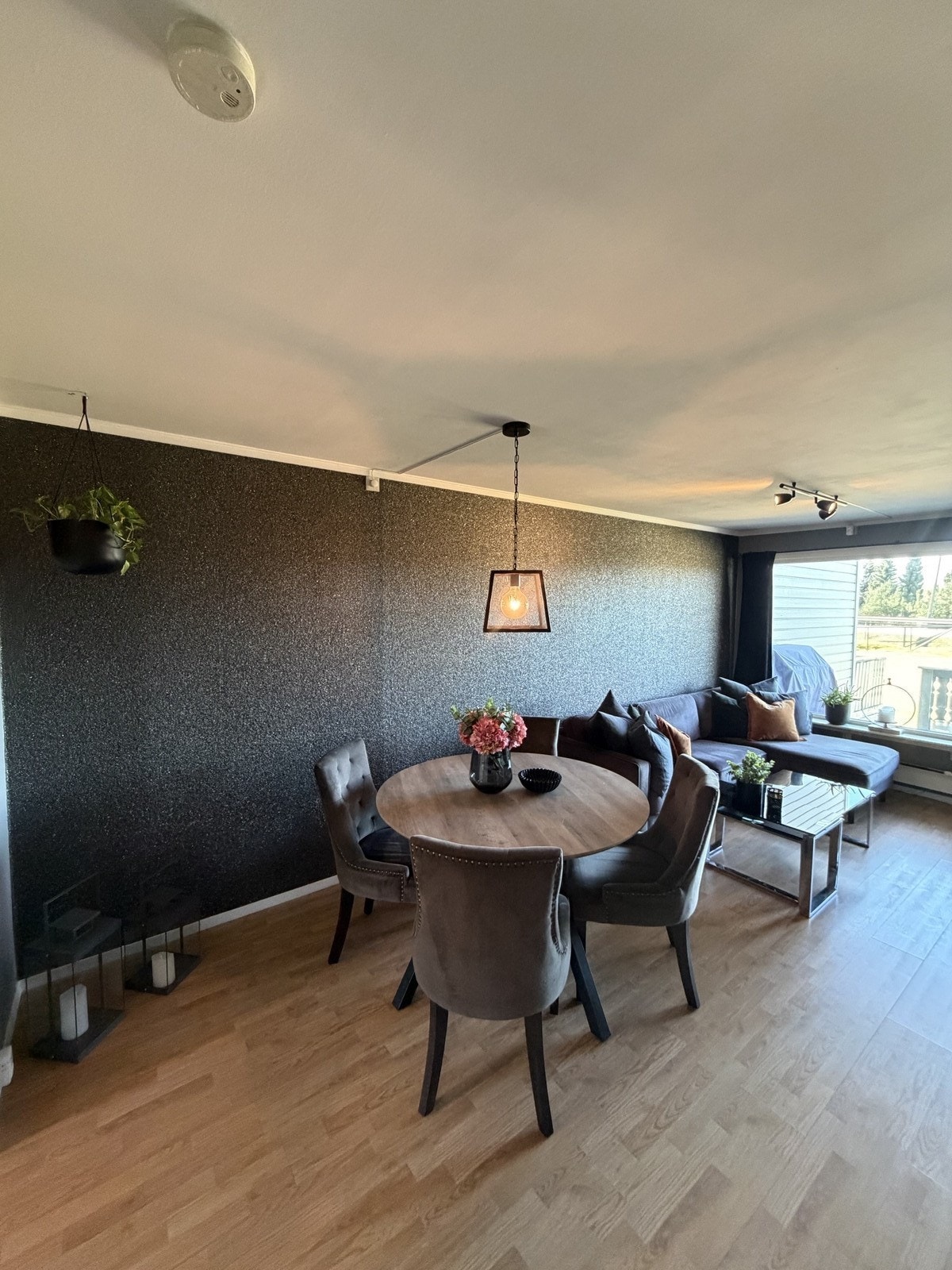 Stue med god plass til sammenkomster. Galleribilde