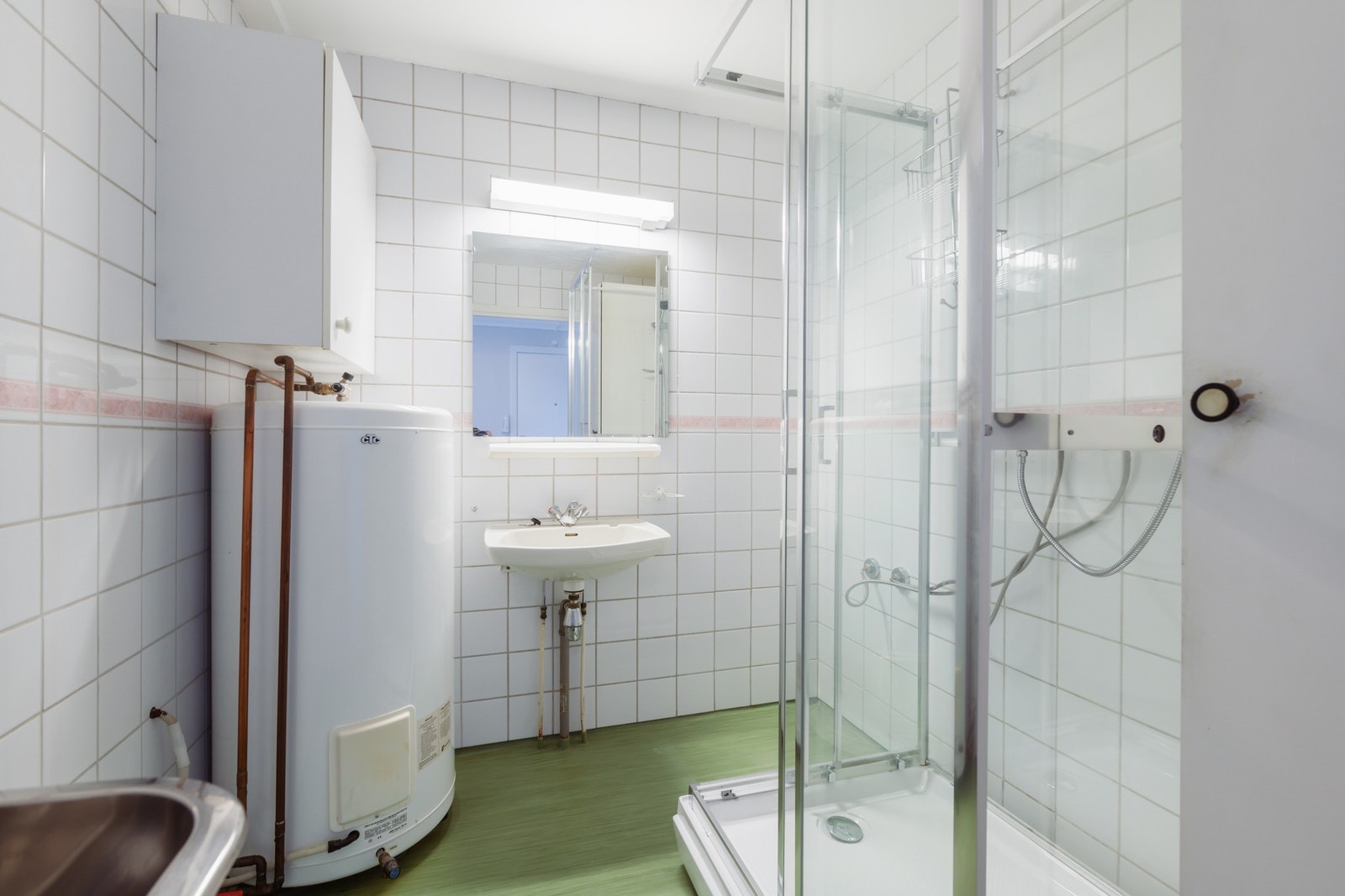 Badet er eldre og enkelt, og vil kreve modernisering - her har du mulighet til å skape ditt drømmebad. Galleribilde
