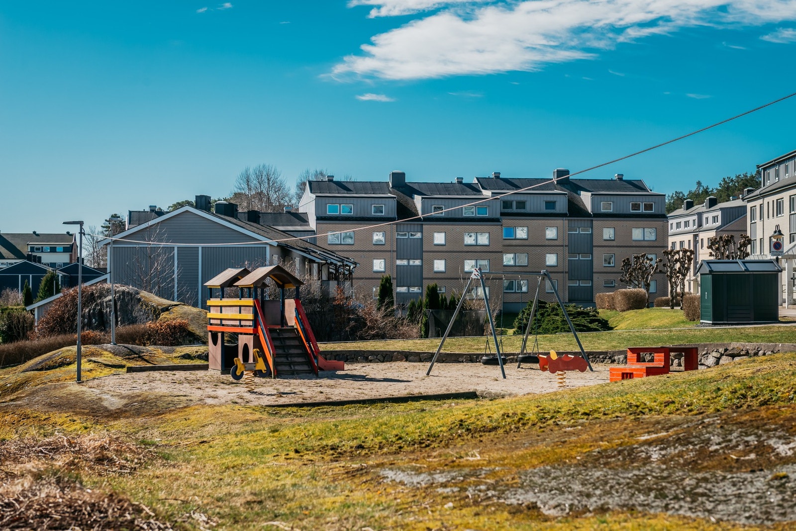 Her bor du sentralt, men likevel med natur og lekeplass rett utenfor. Galleribilde