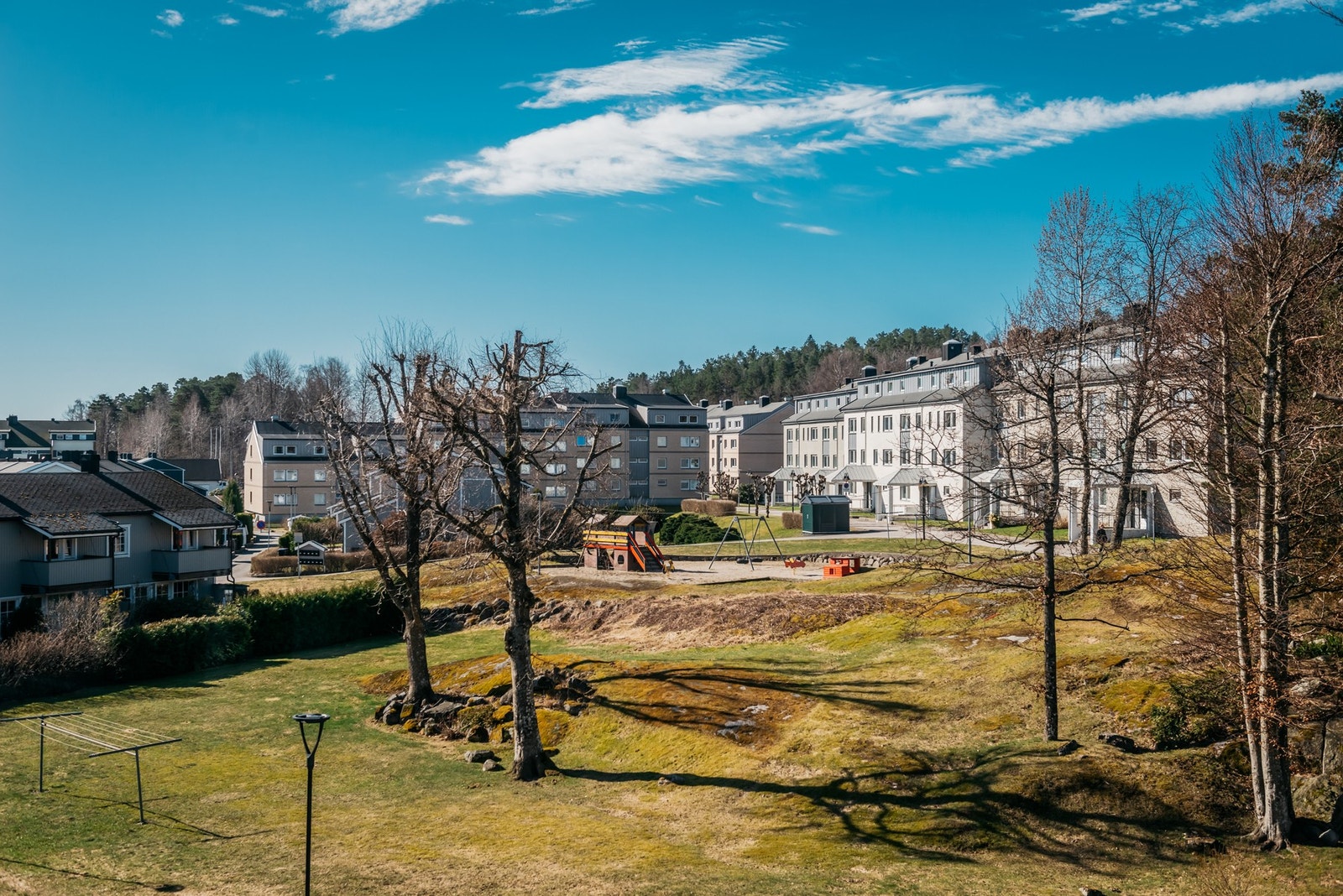 Utsyn fra balkongen. Herlige fellesområder og lekeplass rett på utsiden. Galleribilde
