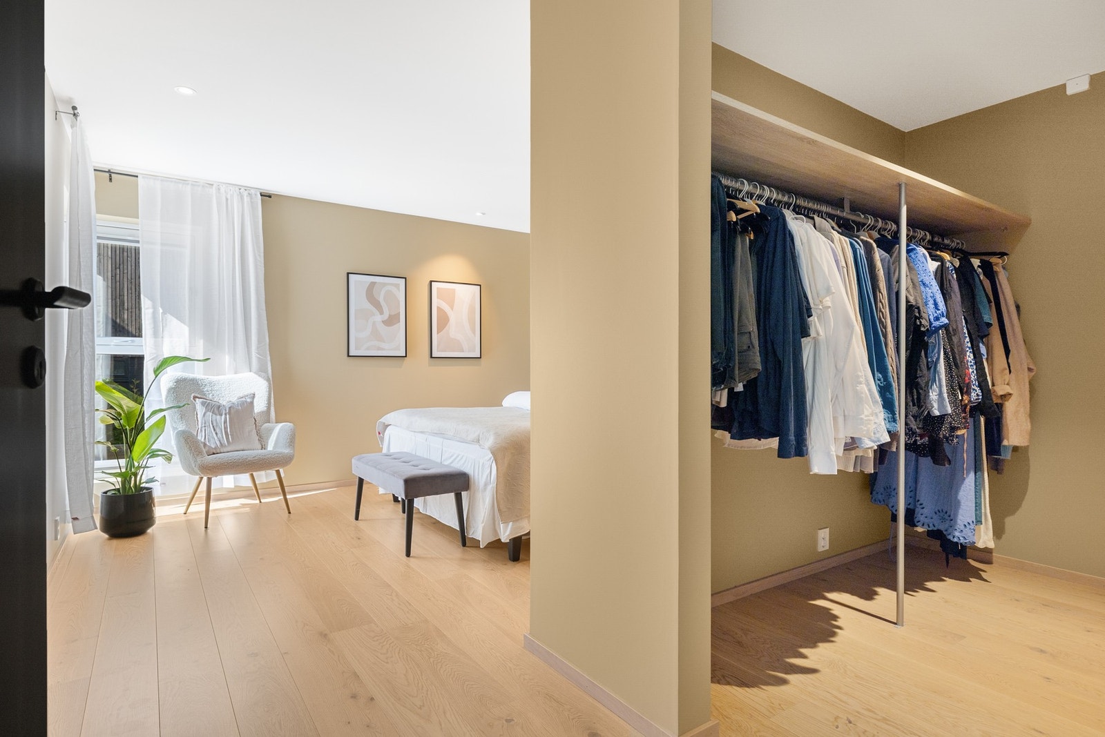 Hovedsoverommet har et eget walk-in-closet som gir god plass til klær og en praktisk hverdagsløsning Galleribilde