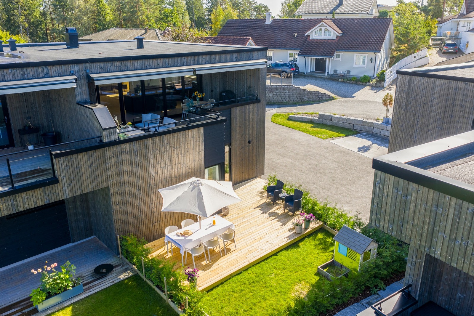 Flere hyggelige uteplasser, med balkong i 2. etasje og markterrasse på bakkeplan med direkte adkomst til hagen Galleribilde