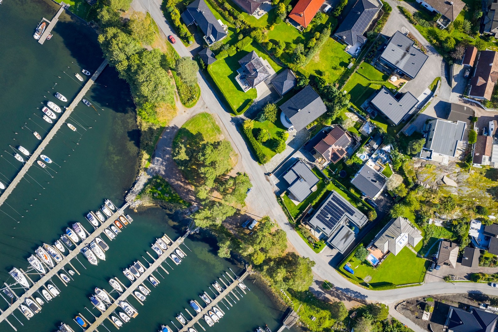 Velkommen til denne innbydende boligen ved sjøen, med generøs plass for hele familien Galleribilde