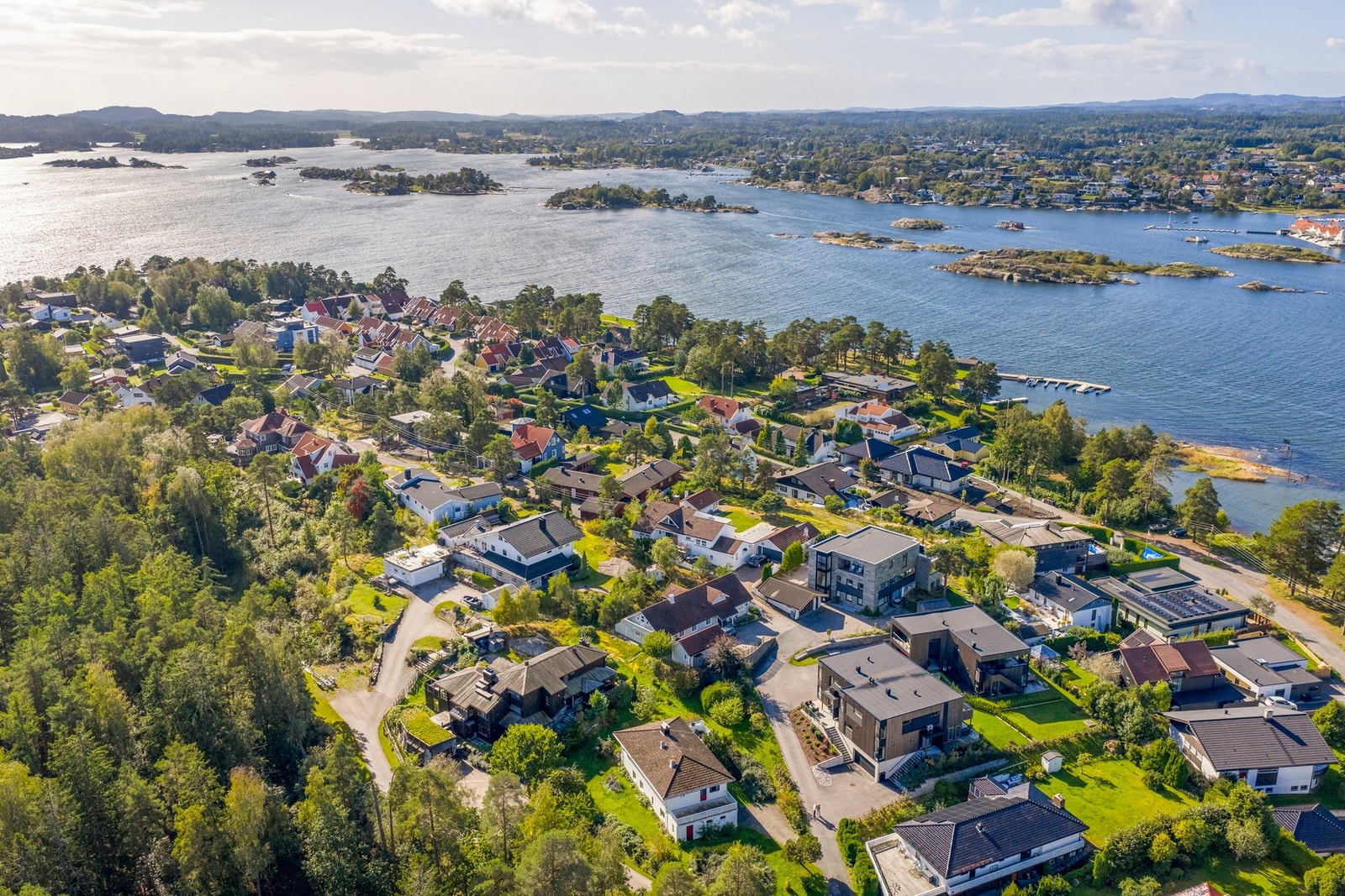 Boligen ligger i et hyggelig og veletablert nabolag med kort vei til sjøen Galleribilde
