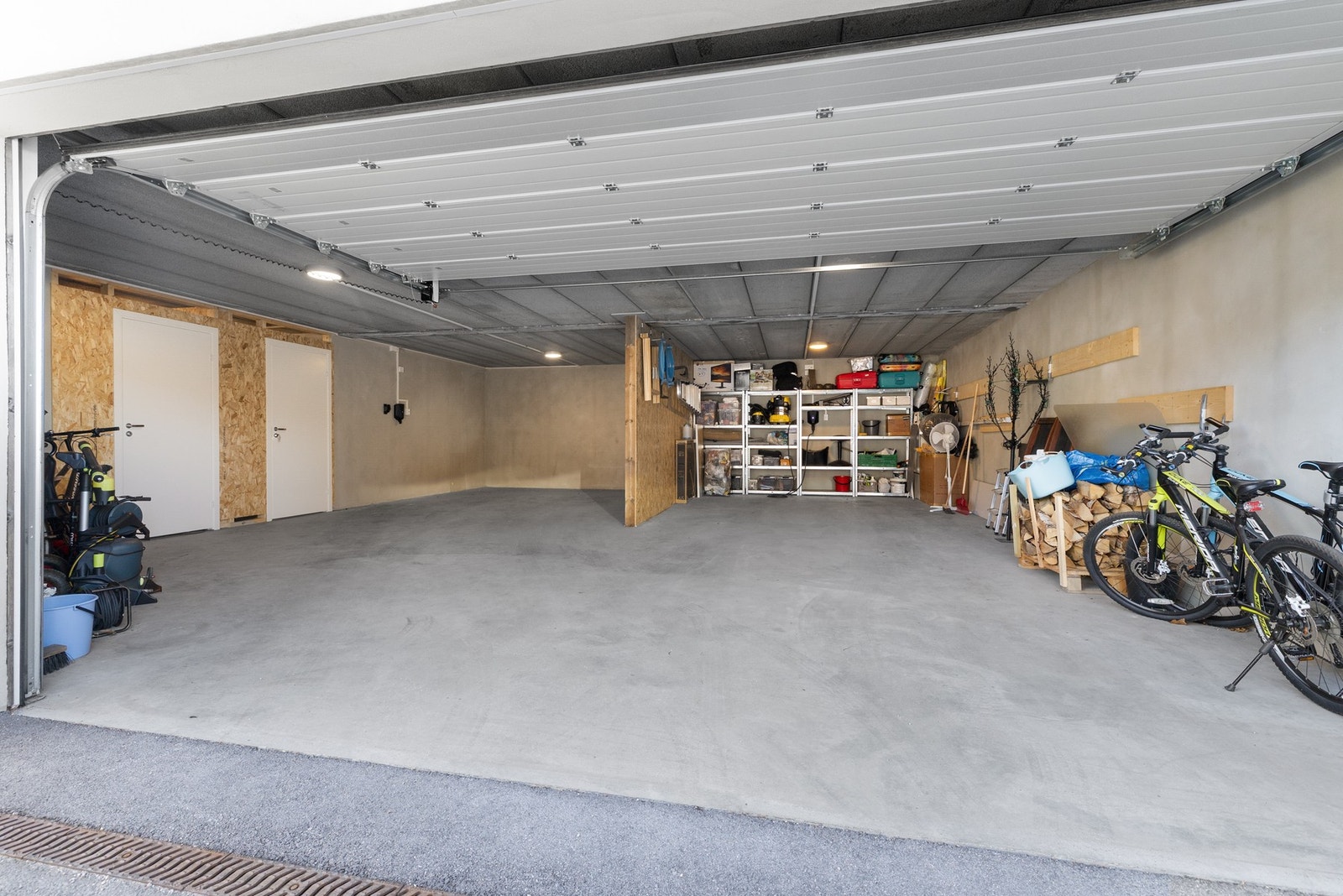Rikelig med parkeringsplass med halvpart av dobbel garasje og to utvendige biloppstillingsplasser Galleribilde