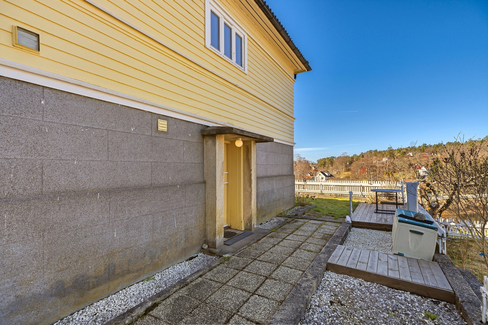 Separat inngang til underetasjen. Galleribilde