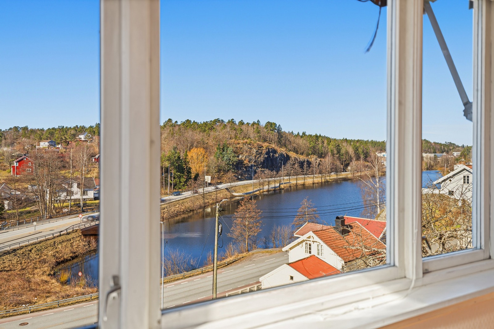 Vinduene rammer fint inn den flotte utsikten. Galleribilde