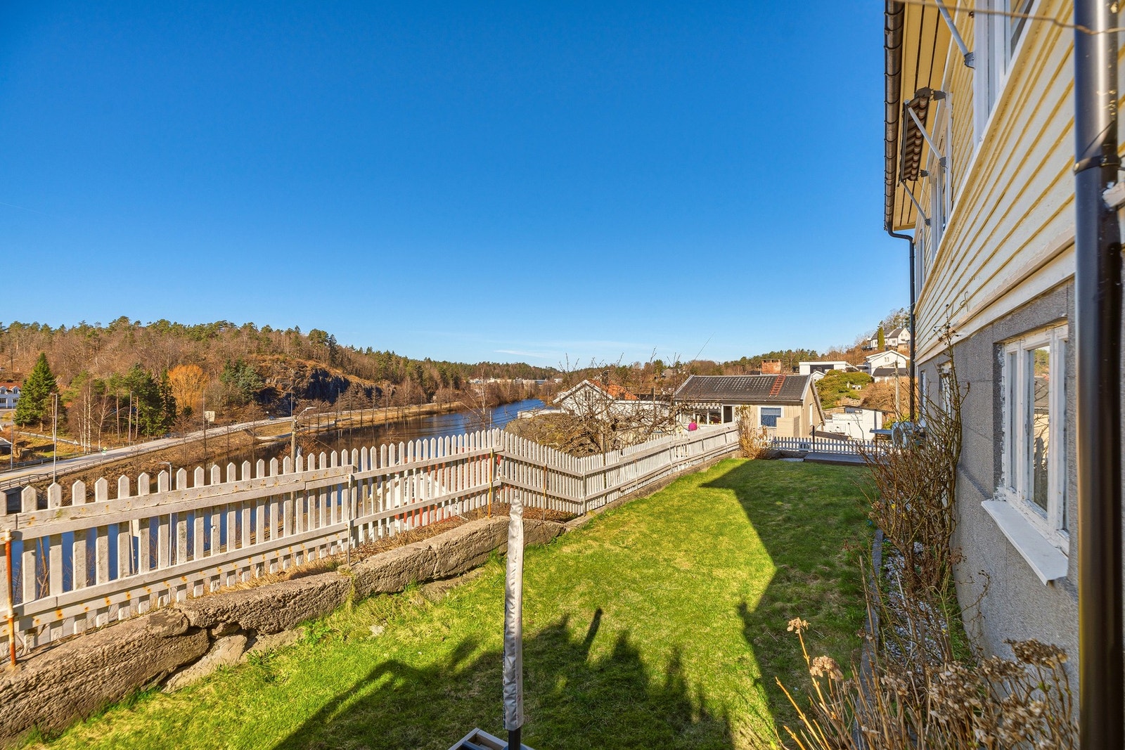Hagen er opparbeidet delvis inngjerdet og opparbeidet med med plen. Galleribilde