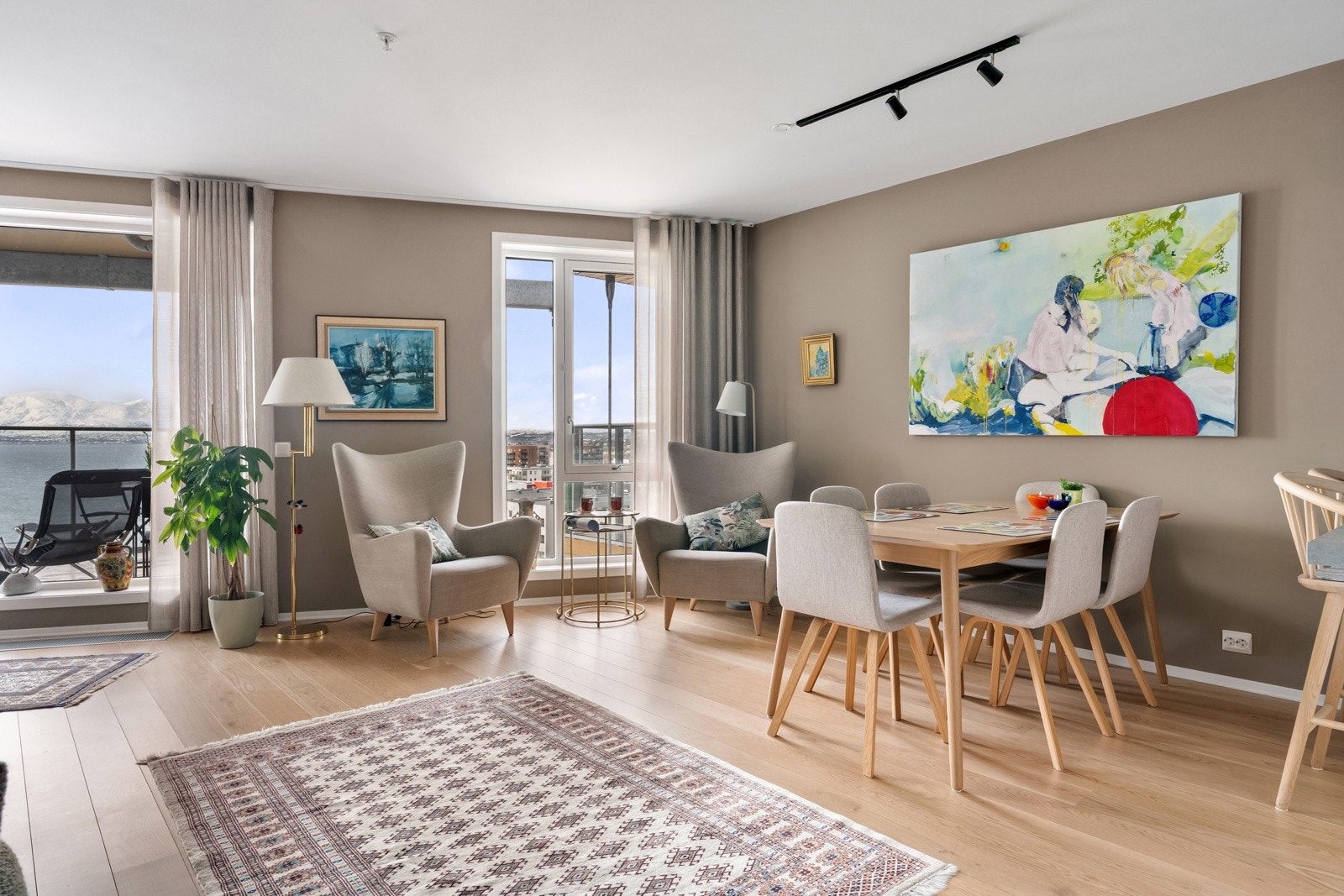 Moderne leilighet i 10.etasje med gode løsninger og nydelig utsikt!