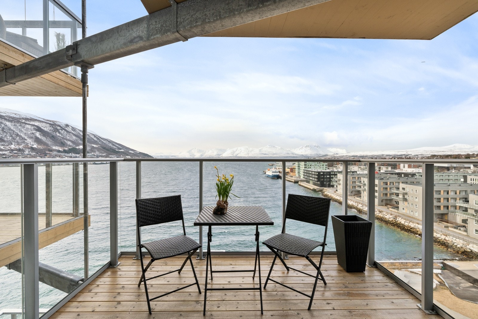 På balkongen er det gode solforhold og her kan sommerdagene virkelig nytes.