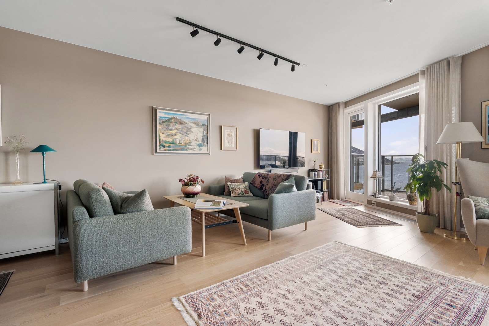 Fra stuen er det utgang til balkong.