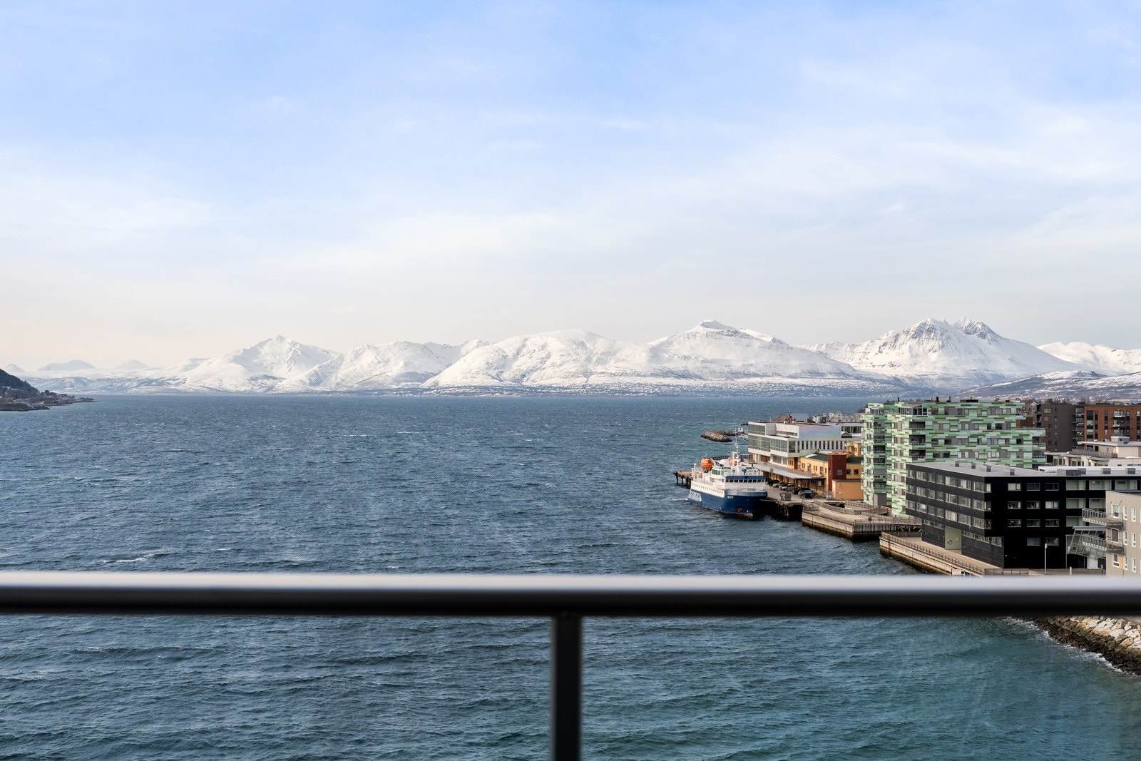 Magisk utsikt fra både leiligheten og balkongene.