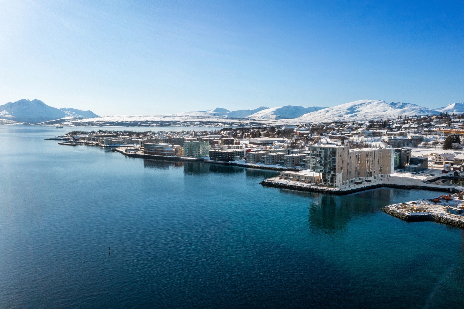 Med sin sentrale beliggenhet har Skir kort vei til det meste. Det er fem dagligvarebutikker i en kilometer omkrets.