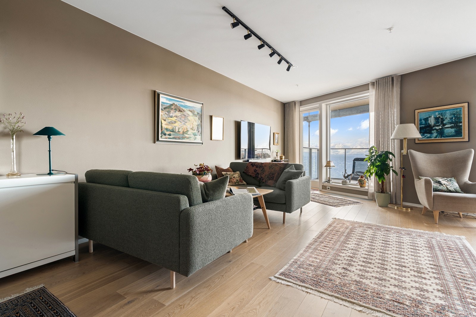 Lekre materialer, fantastiske lys- og utsiktsforhold samt praktisk planløsning.