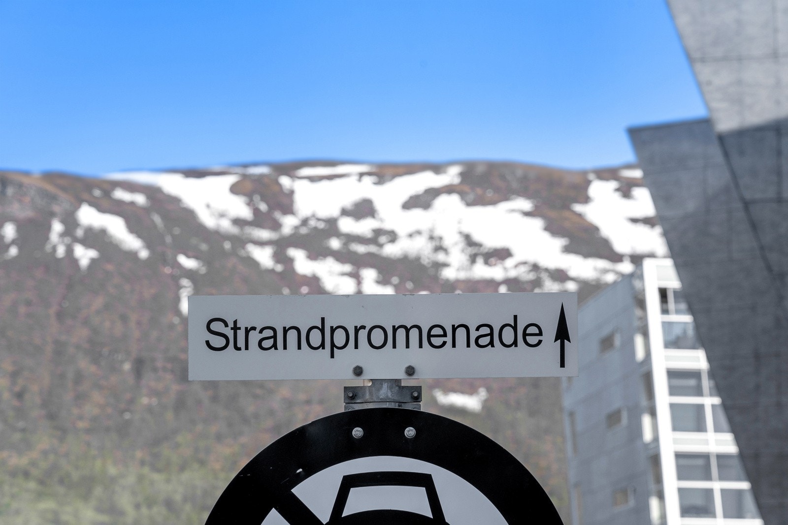 Fra leiligheten er det en flott strandpromenade som tar deg både mot byen og den andre veien mot Telegrafbukta!