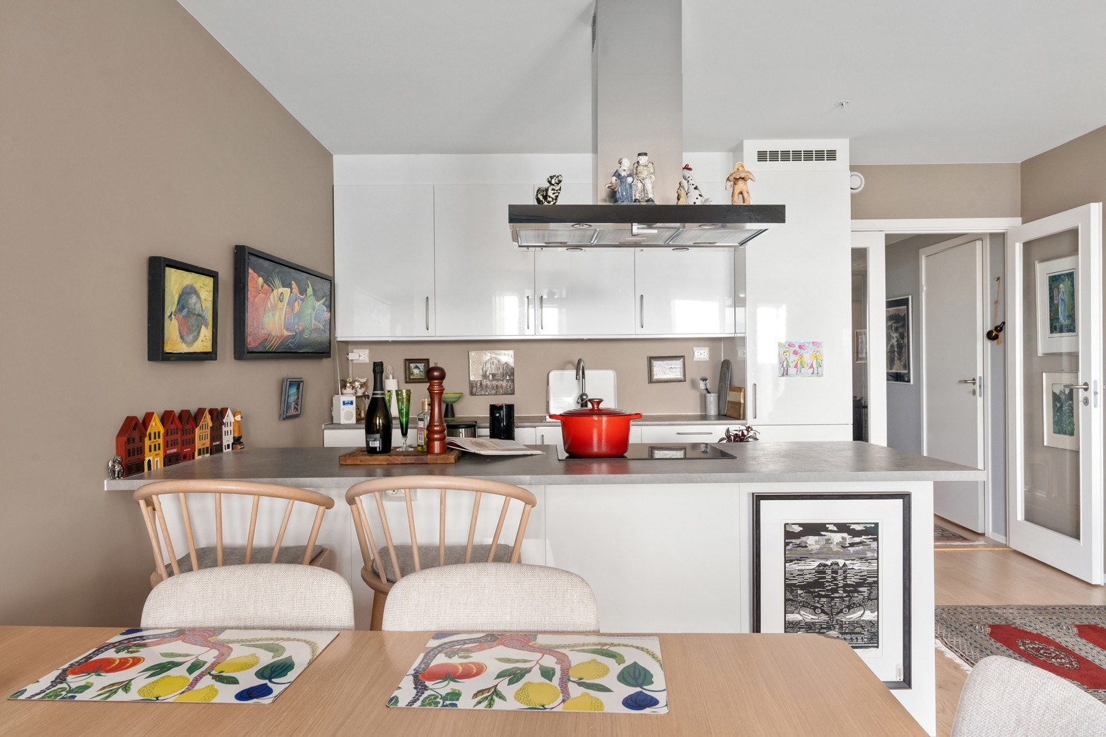 Kjøkkeninnredning har svært god skap- og benkeplass.