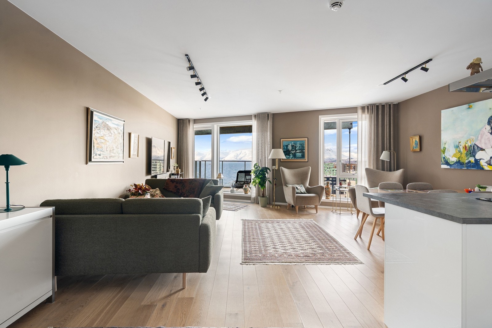 God plass for både sofagruppen og spisebordet i den romslige stuen.