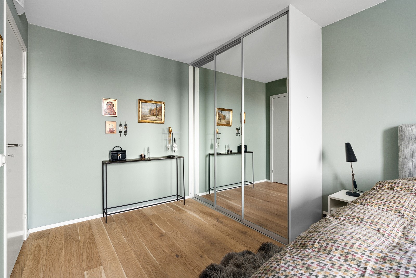 Praktisk garderobeløsning med speil.