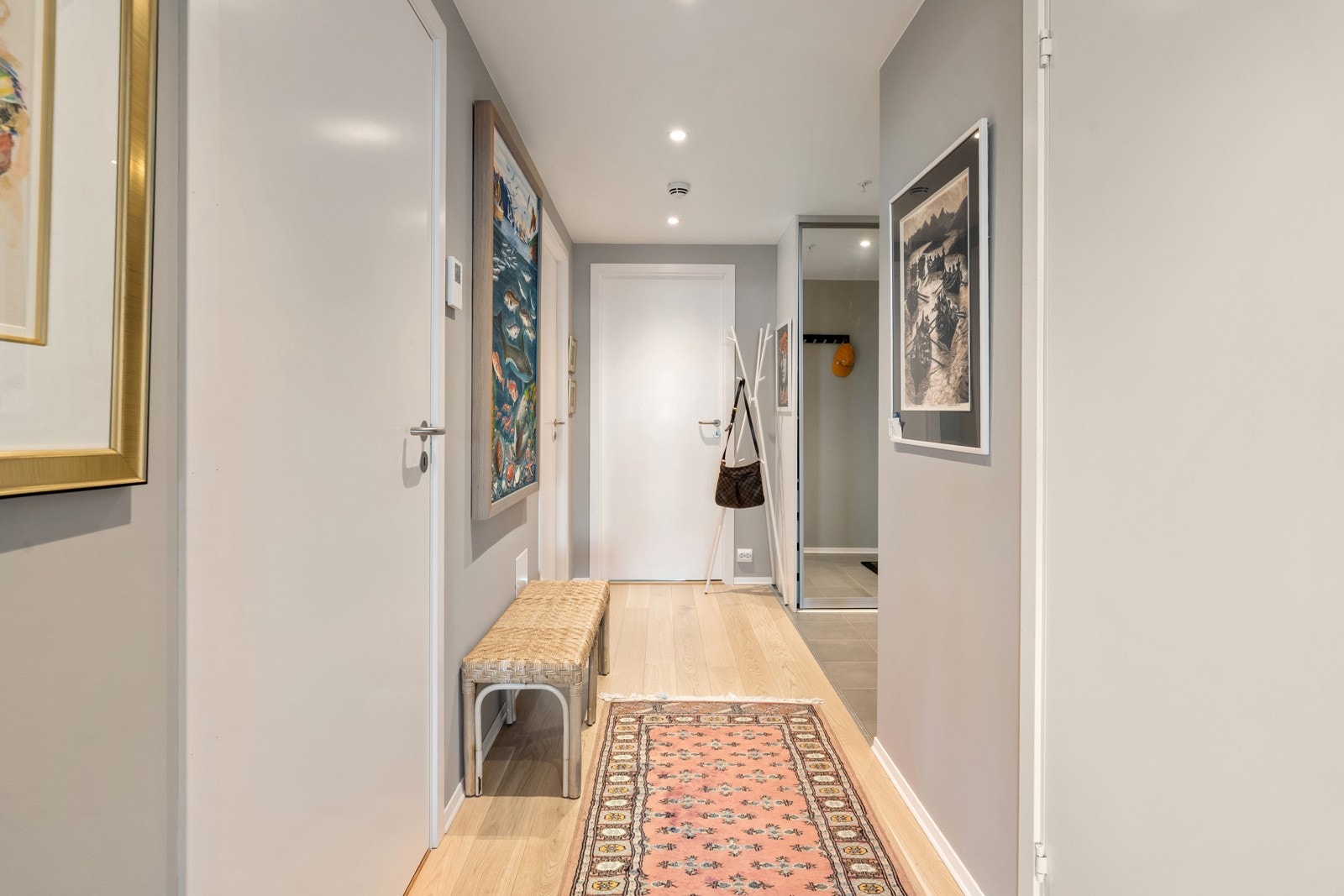 Vannbåren varme og balansert ventilasjon.