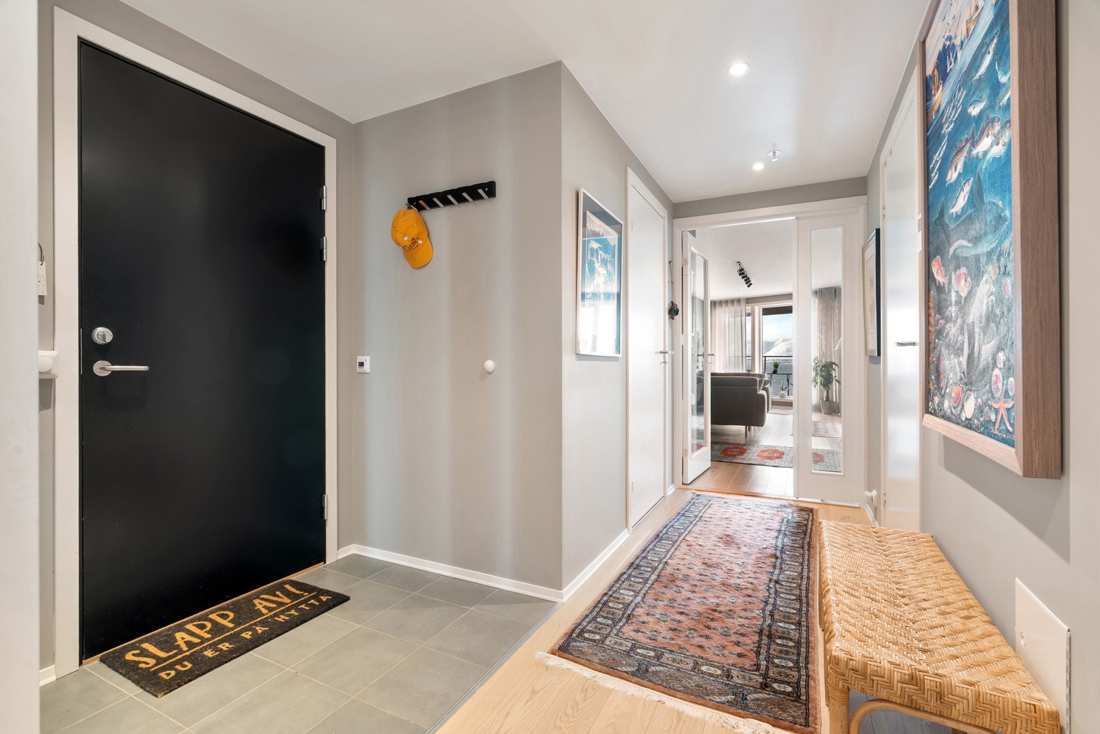 Velkommen inn! Flislagt entrè med plass til garderobemøblement.
