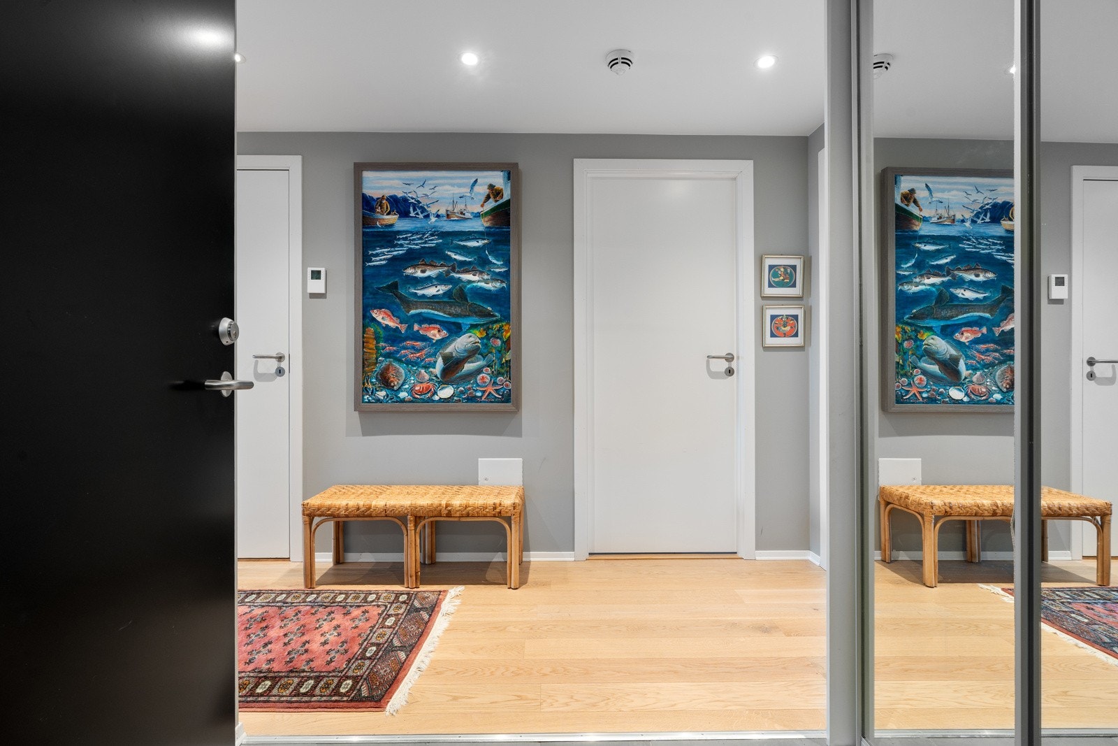 Gode garderobeløsninger i skyvedørsgarderobe med speil.