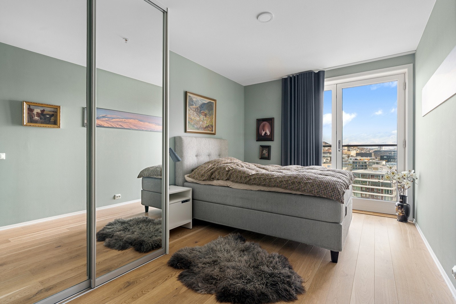 Hovedsoverom med garderobeskap.