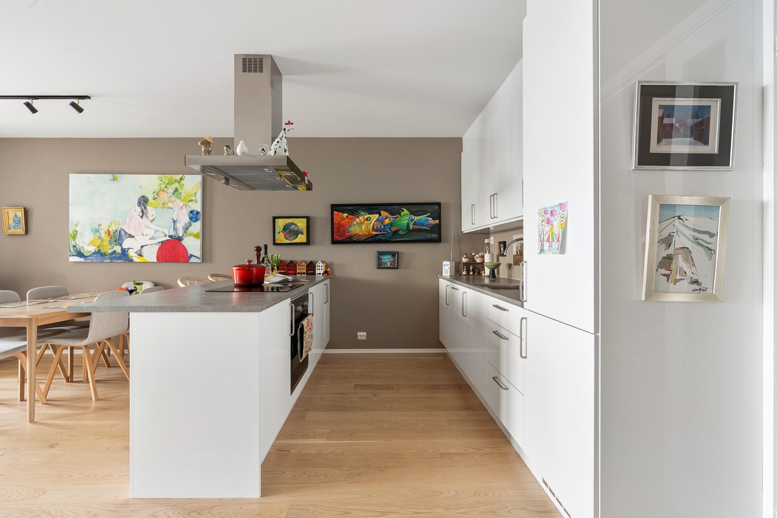 Alt du trenger av integrerte hvitevarer som stekeovn, platetopp, oppvaskmaskin, samt kjøl/fryseskap.