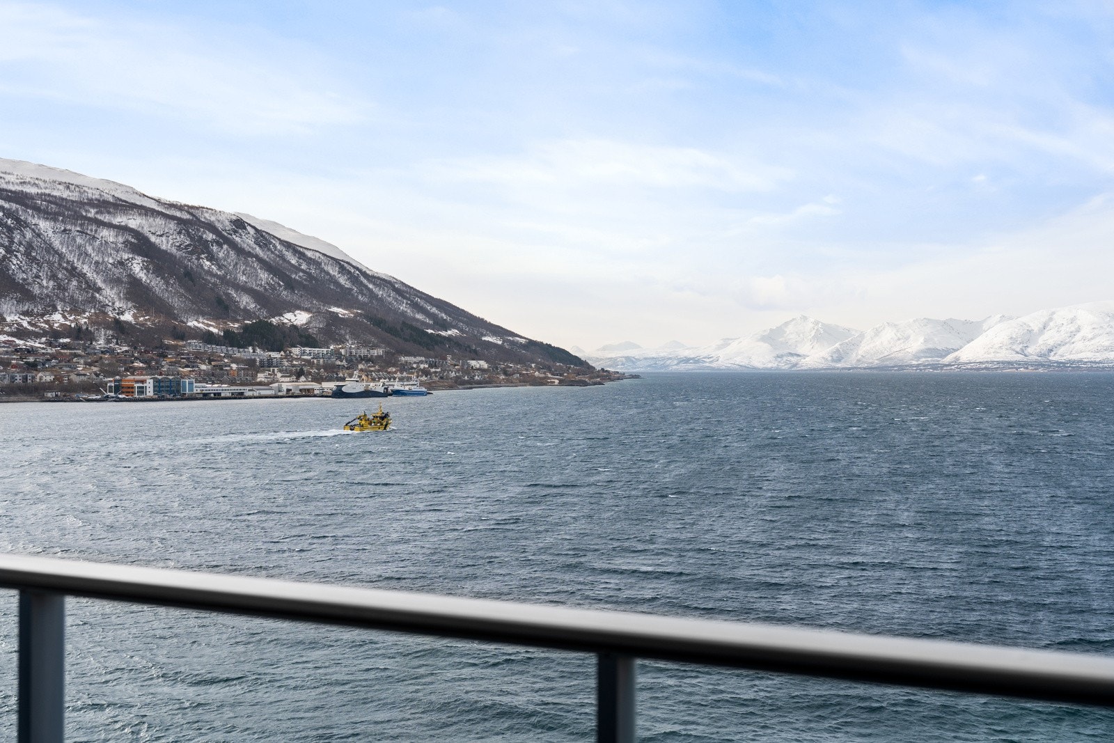 Leiligheten ligger i 10.etasje og har herlige lysforhold med vinduer mot sør, vest og nord.