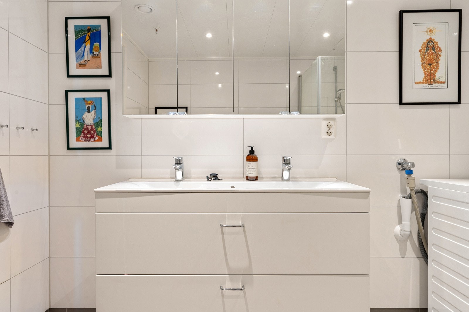 Moderne innredning med skuffer og speilskap med ekstra lagring av baderomsartikler.