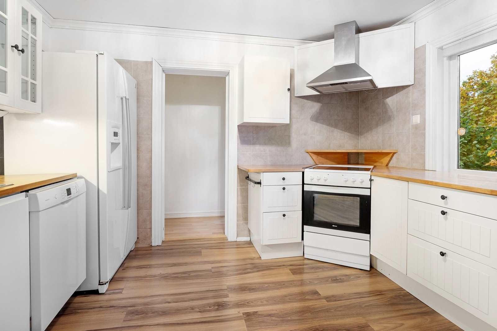 Kjøkkenet er lyst og trivelig, vinduet slipper inn godt med naturlig lys Galleribilde